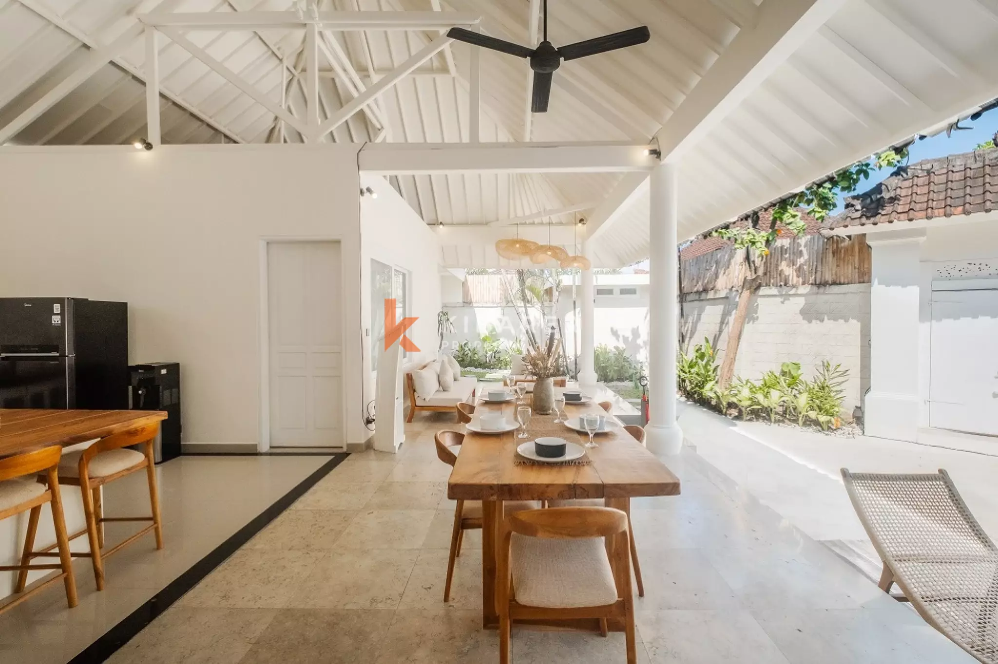 Vila Kontemporer Tiga Kamar Tidur dengan Ruang Tamu Terbuka di Area Seminyak