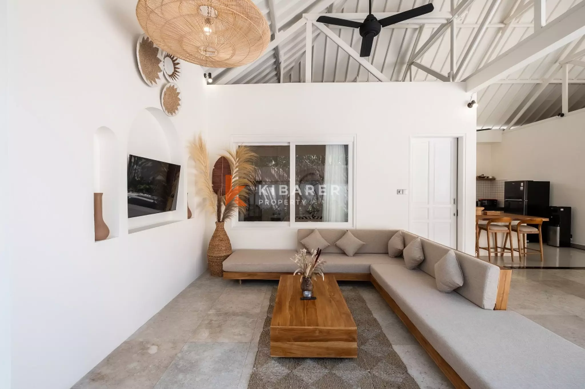 Vila Kontemporer Tiga Kamar Tidur dengan Ruang Tamu Terbuka di Area Seminyak