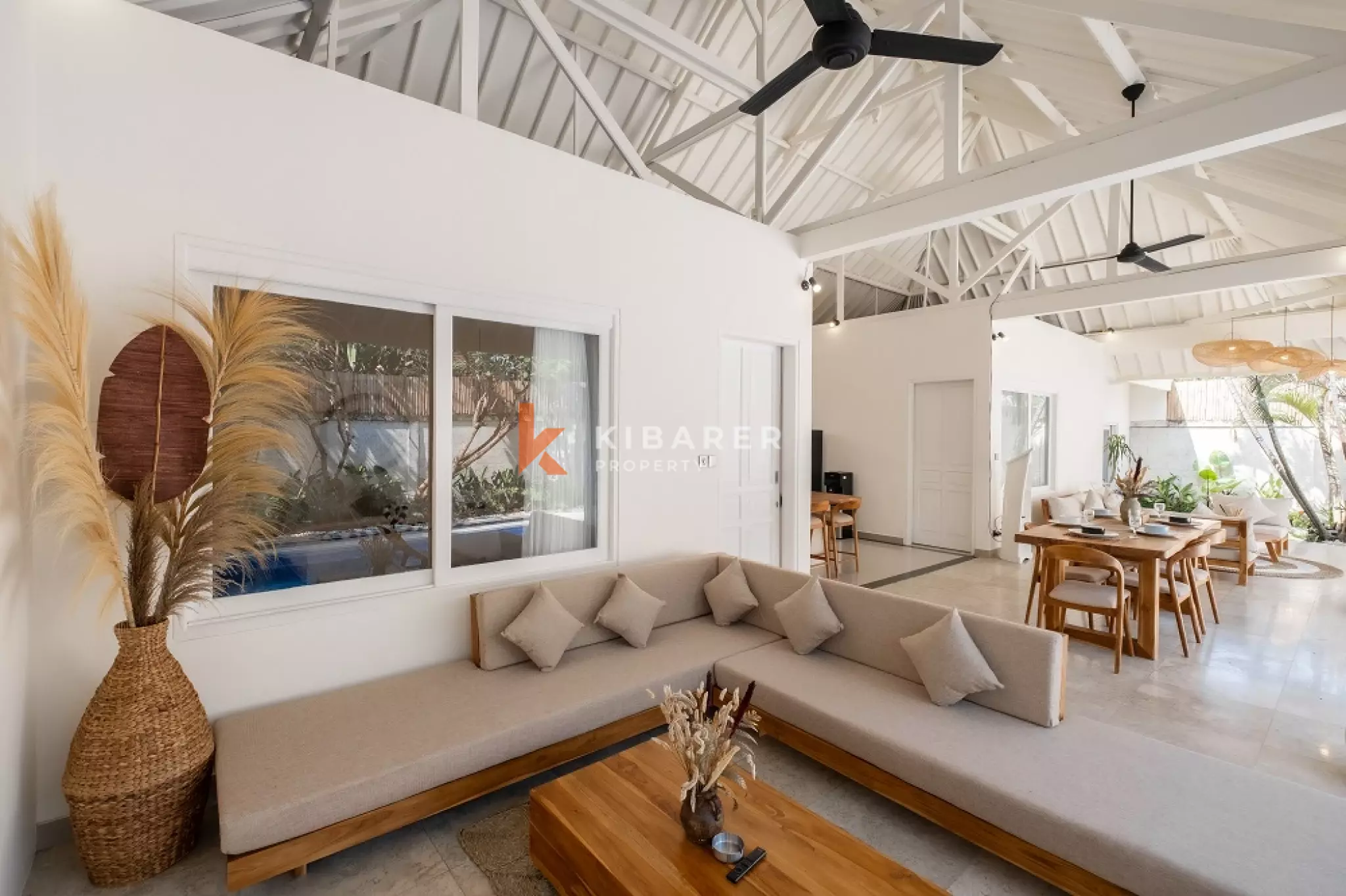 Vila Kontemporer Tiga Kamar Tidur dengan Ruang Tamu Terbuka di Area Seminyak