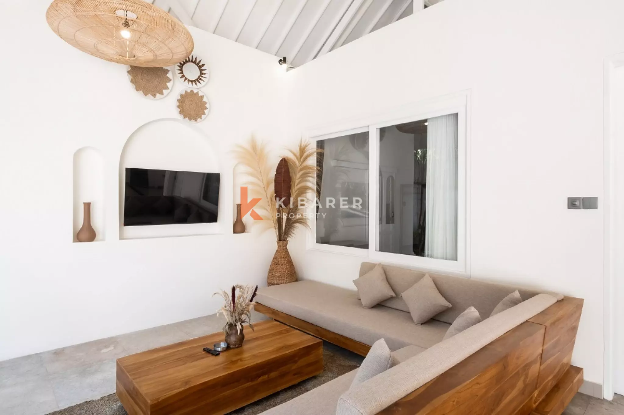 Vila Kontemporer Tiga Kamar Tidur dengan Ruang Tamu Terbuka di Area Seminyak