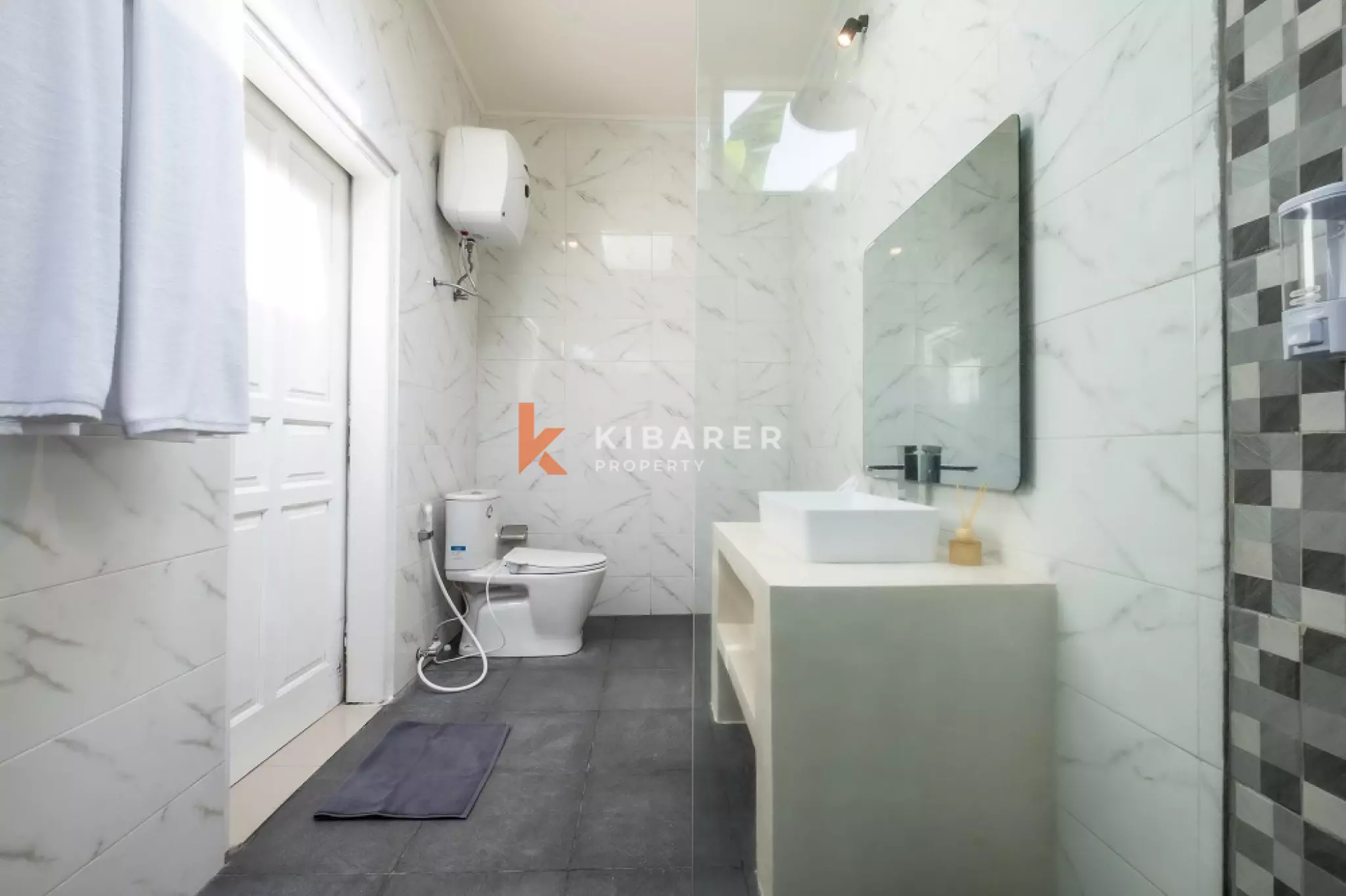 Vila Kontemporer Tiga Kamar Tidur dengan Ruang Tamu Terbuka di Area Seminyak