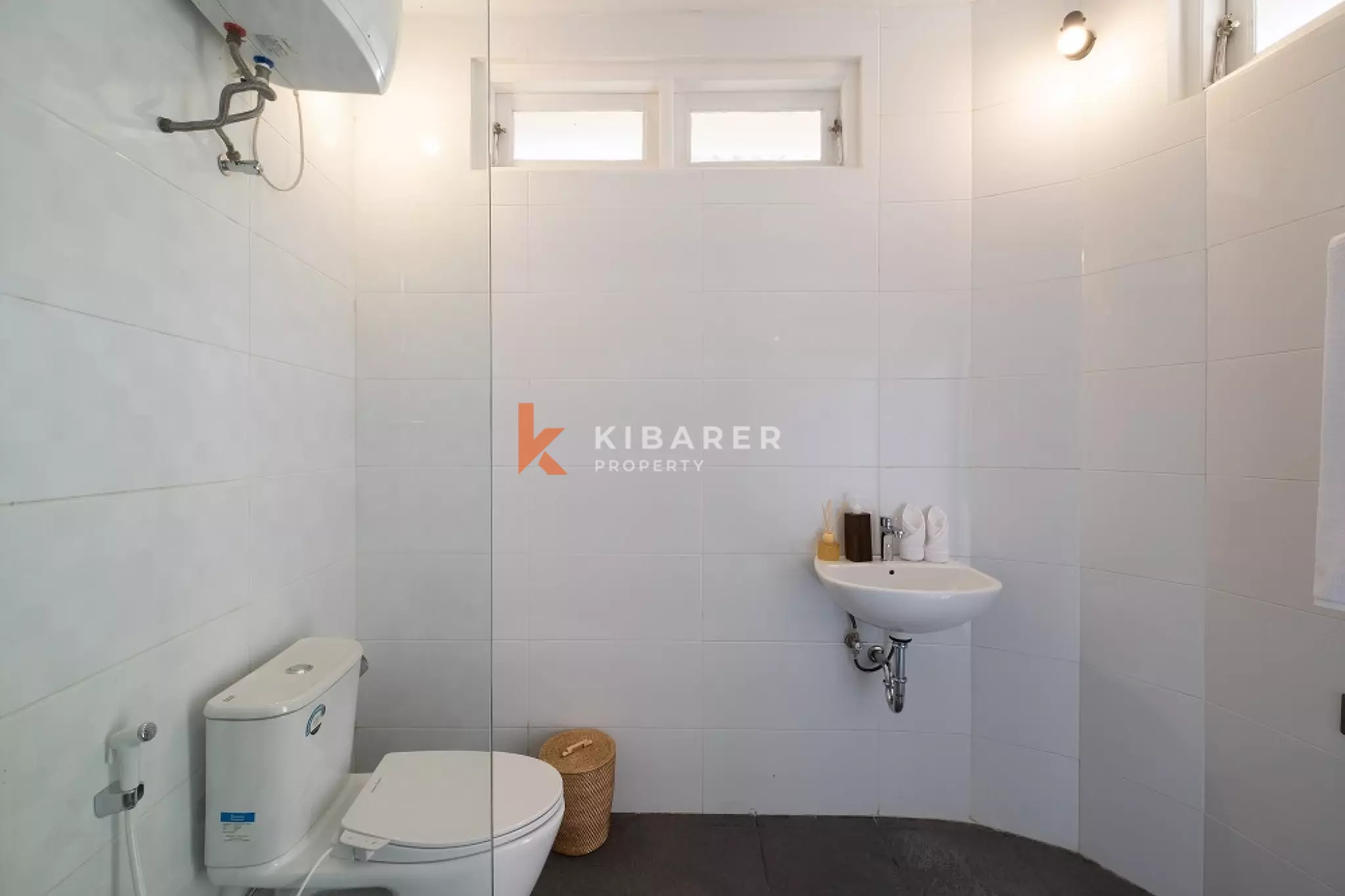 Vila Kontemporer Tiga Kamar Tidur dengan Ruang Tamu Terbuka di Area Seminyak