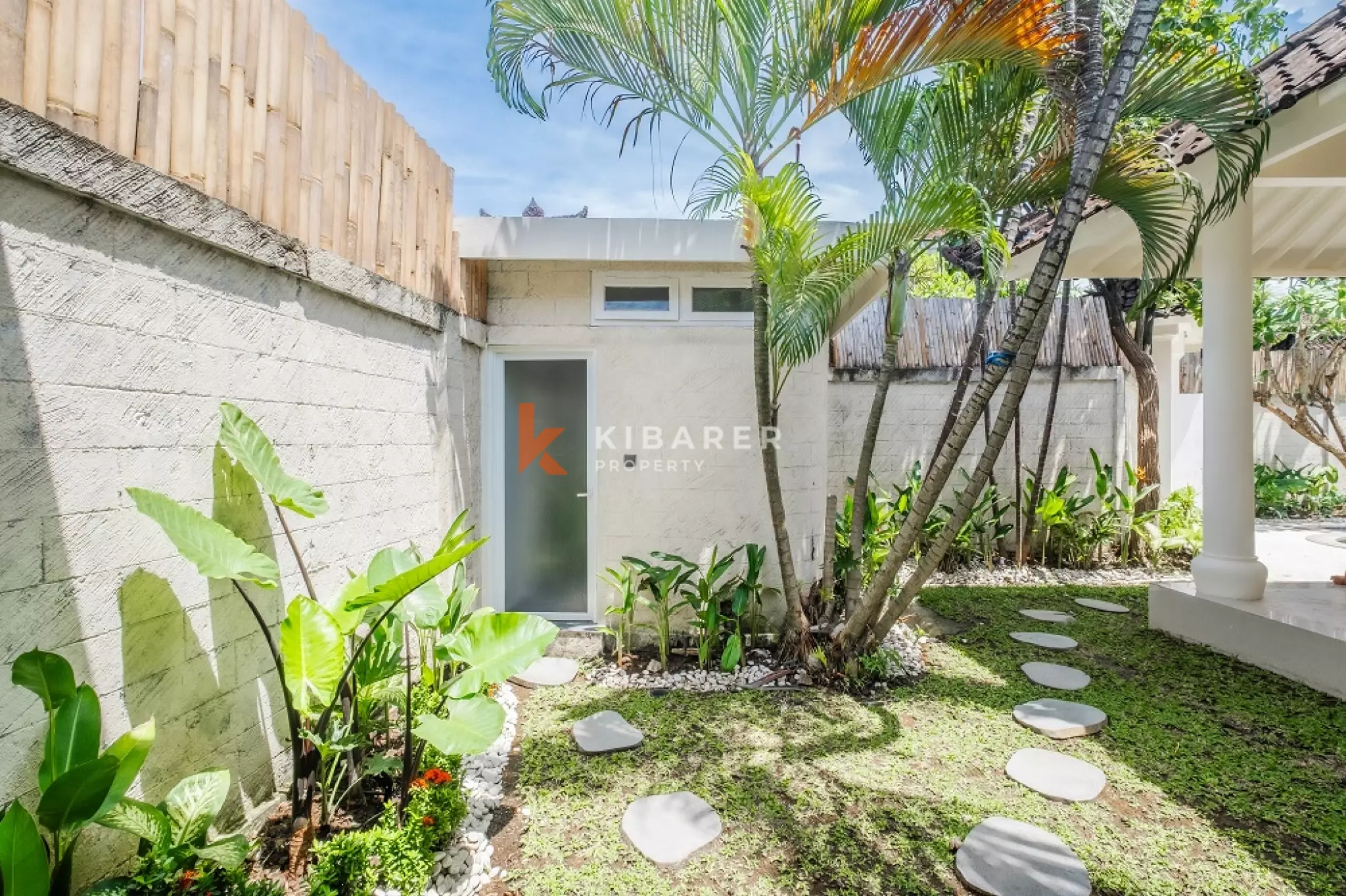 Vila Kontemporer Tiga Kamar Tidur dengan Ruang Tamu Terbuka di Area Seminyak