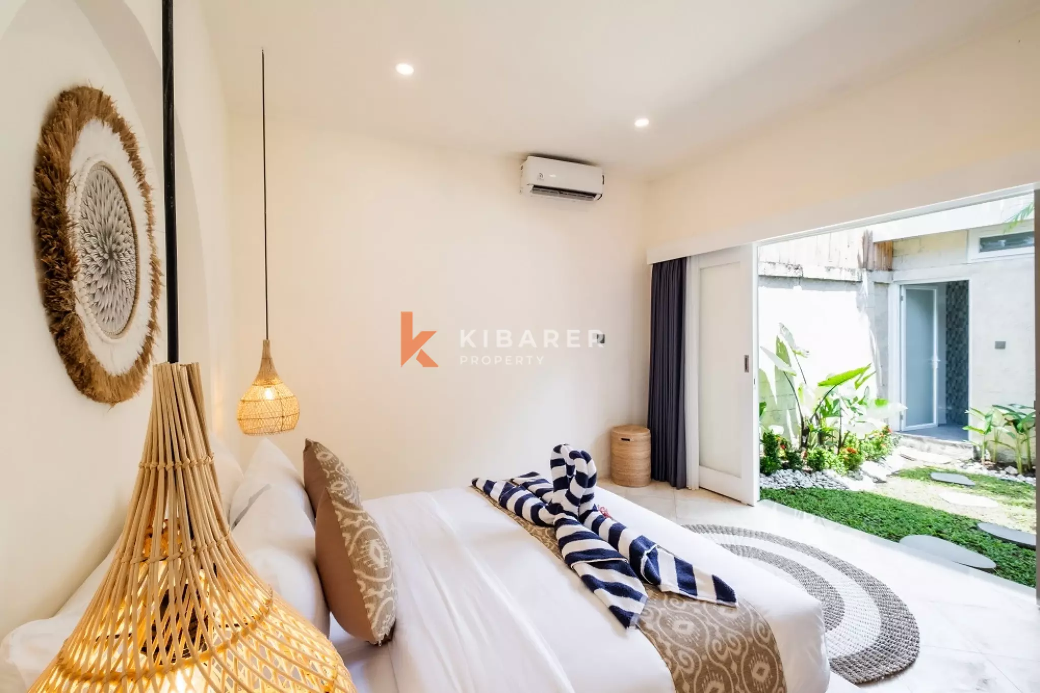 Vila Kontemporer Tiga Kamar Tidur dengan Ruang Tamu Terbuka di Area Seminyak