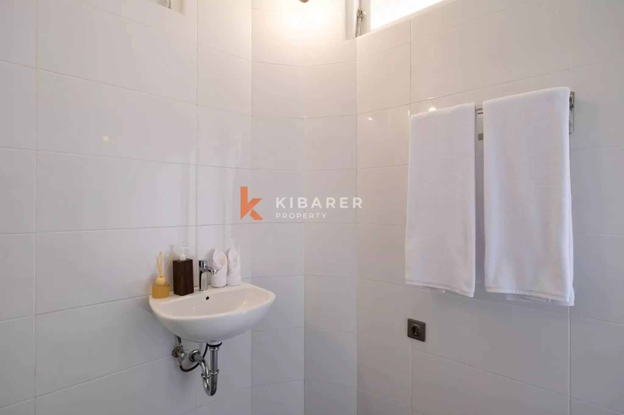 Vila Kontemporer Tiga Kamar Tidur dengan Ruang Tamu Terbuka di Area Seminyak