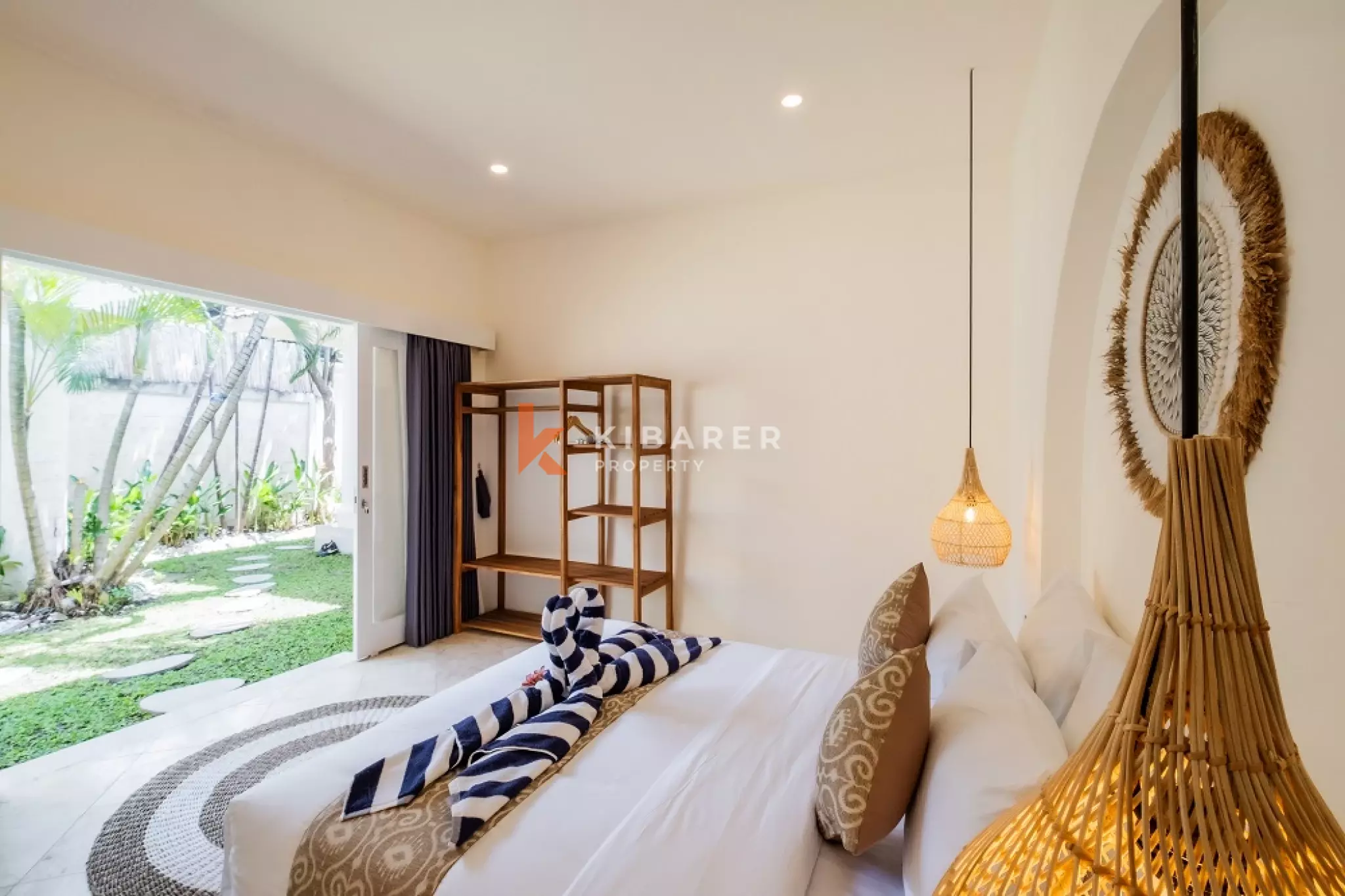 Vila Kontemporer Tiga Kamar Tidur dengan Ruang Tamu Terbuka di Area Seminyak