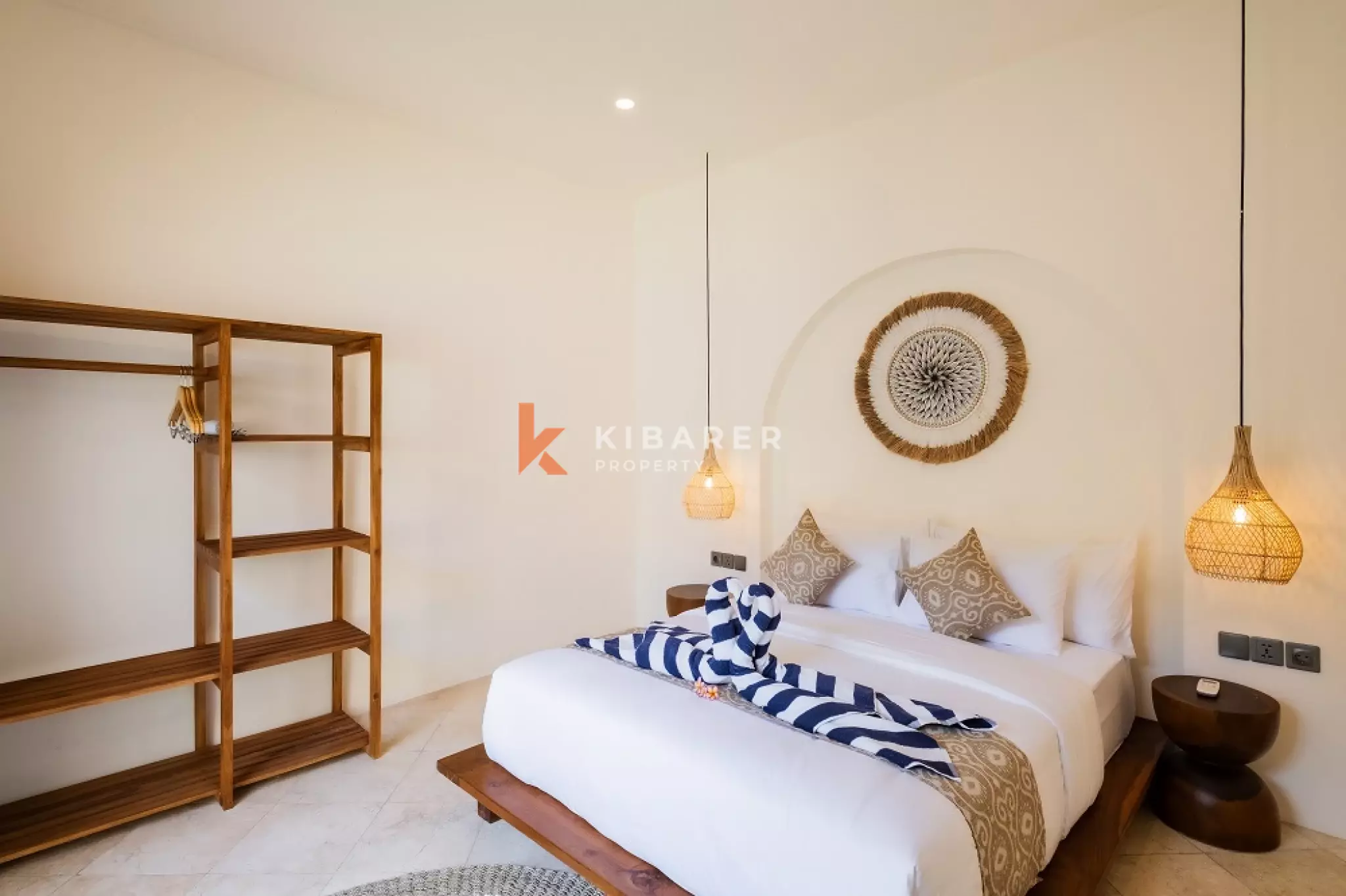 Vila Kontemporer Tiga Kamar Tidur dengan Ruang Tamu Terbuka di Area Seminyak