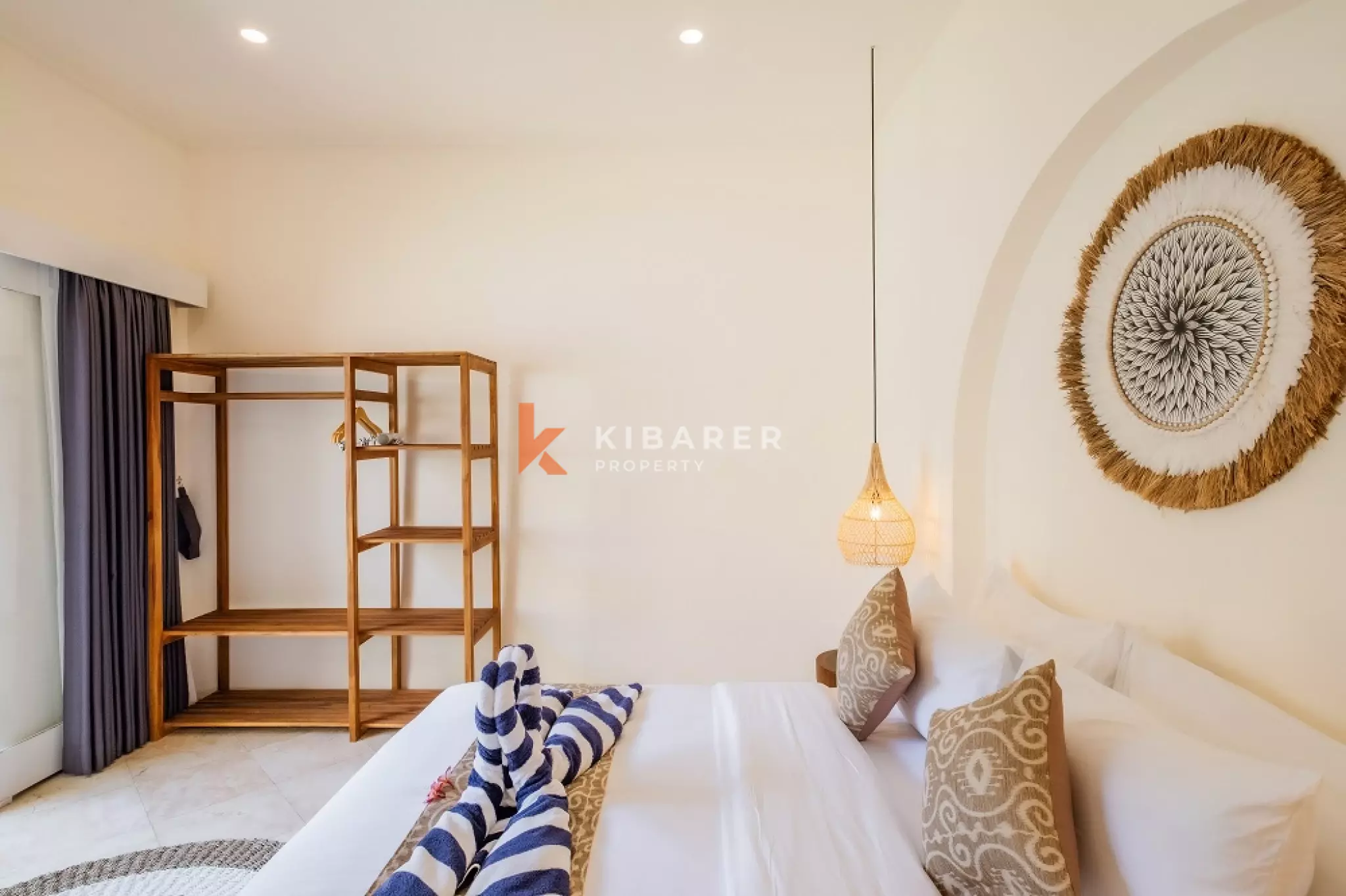 Vila Kontemporer Tiga Kamar Tidur dengan Ruang Tamu Terbuka di Area Seminyak