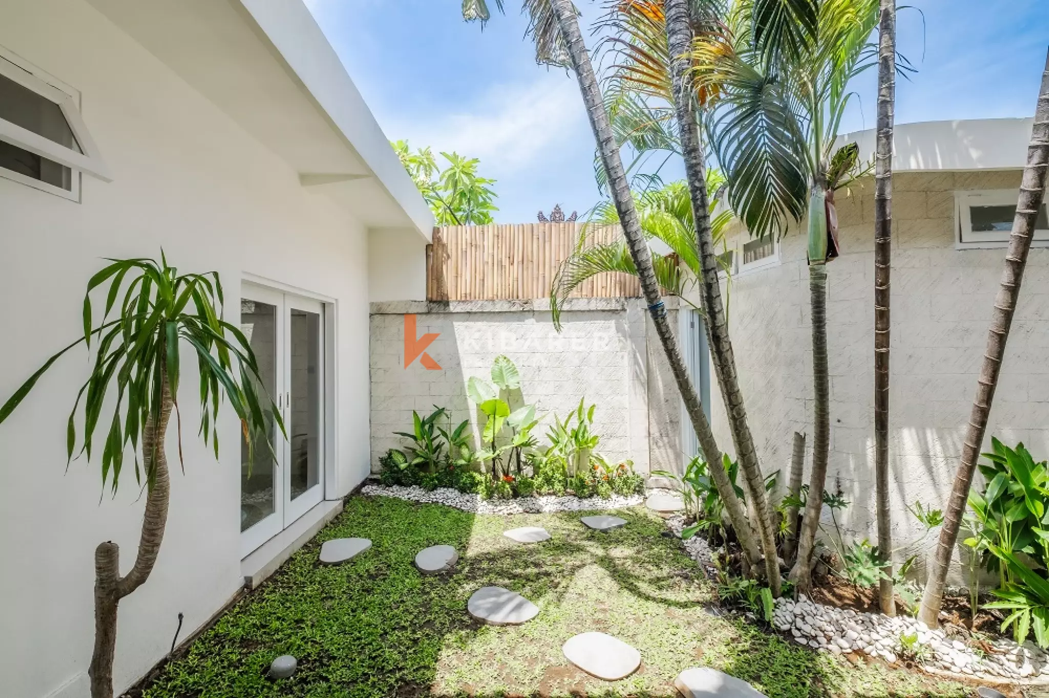 Vila Kontemporer Tiga Kamar Tidur dengan Ruang Tamu Terbuka di Area Seminyak