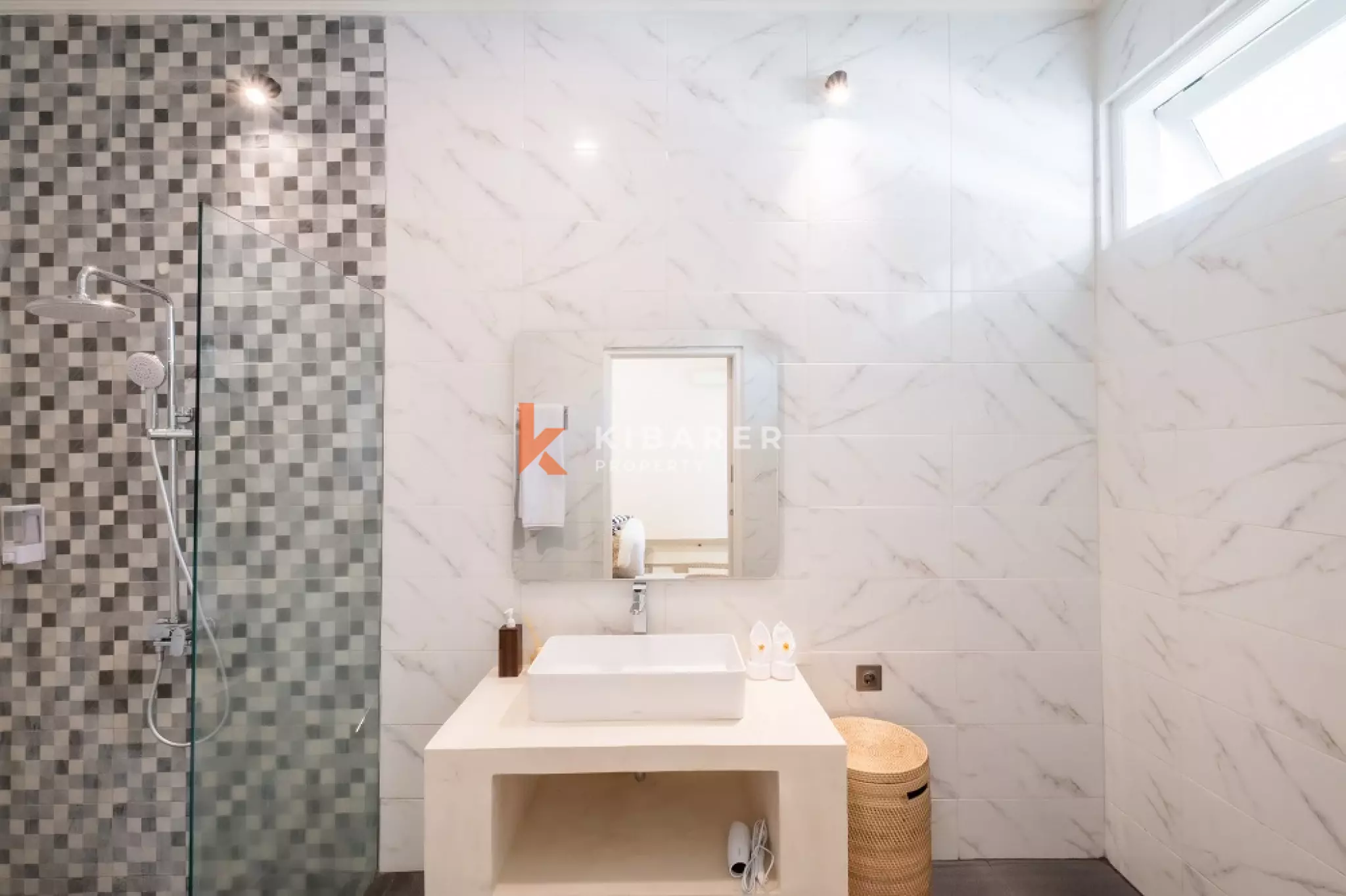 Vila Kontemporer Tiga Kamar Tidur dengan Ruang Tamu Terbuka di Area Seminyak