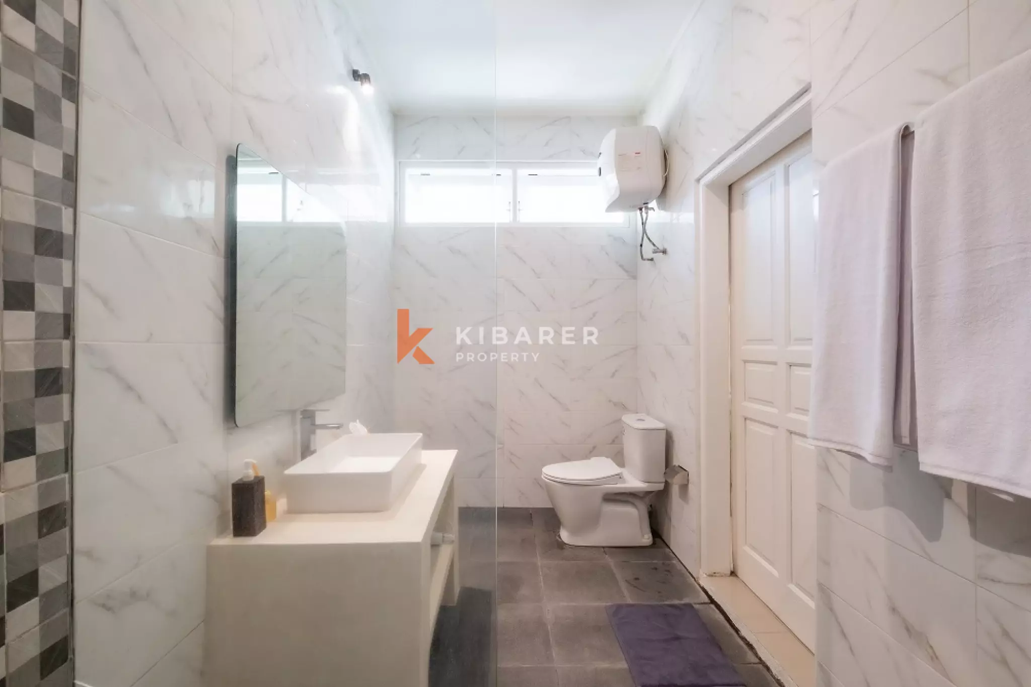 Vila Kontemporer Tiga Kamar Tidur dengan Ruang Tamu Terbuka di Area Seminyak