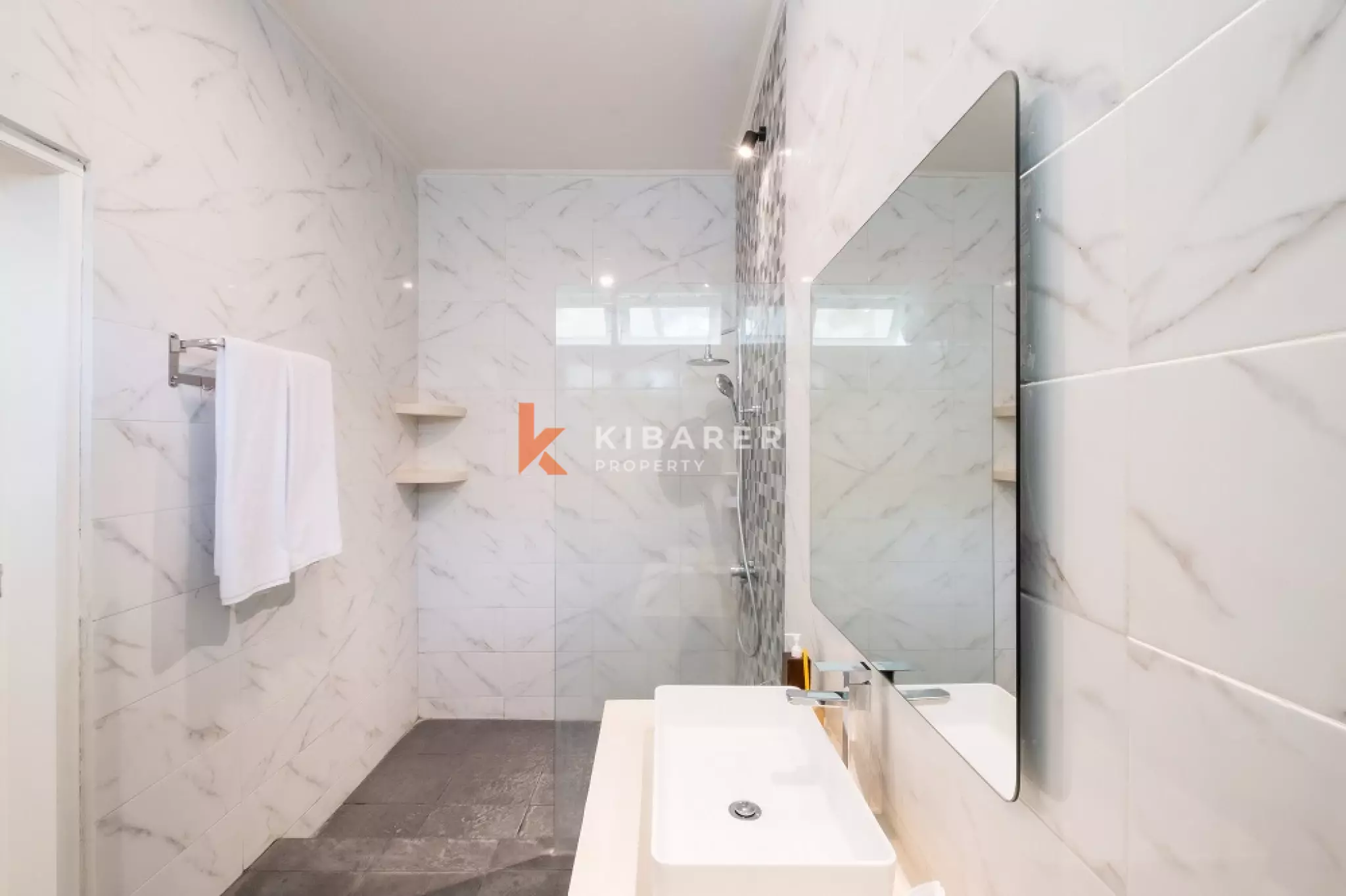 Vila Kontemporer Tiga Kamar Tidur dengan Ruang Tamu Terbuka di Area Seminyak