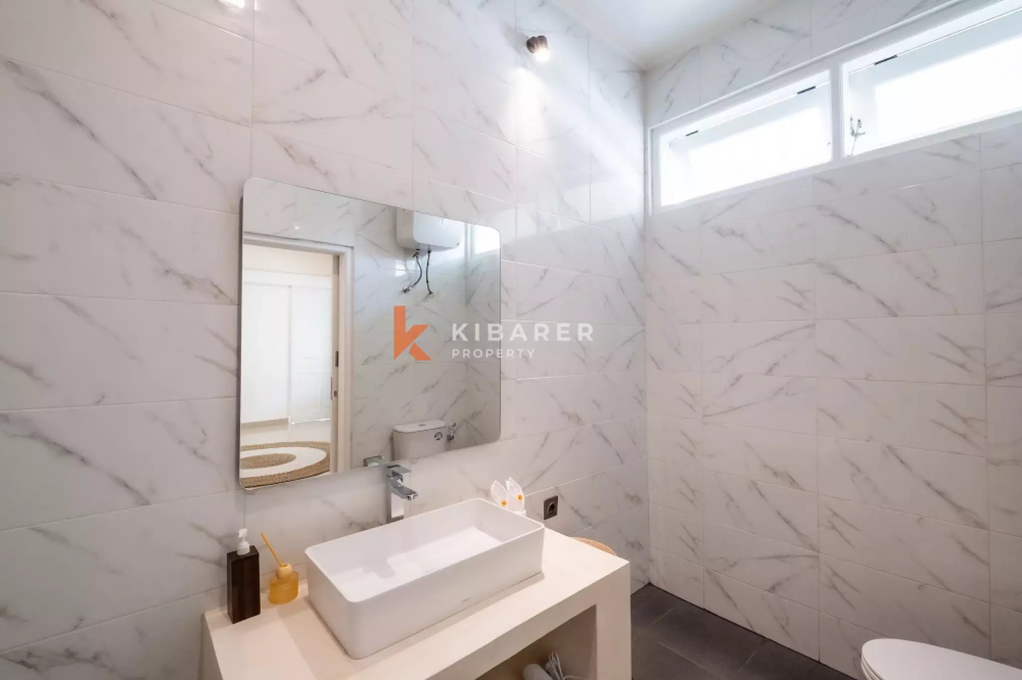 Vila Kontemporer Tiga Kamar Tidur dengan Ruang Tamu Terbuka di Area Seminyak