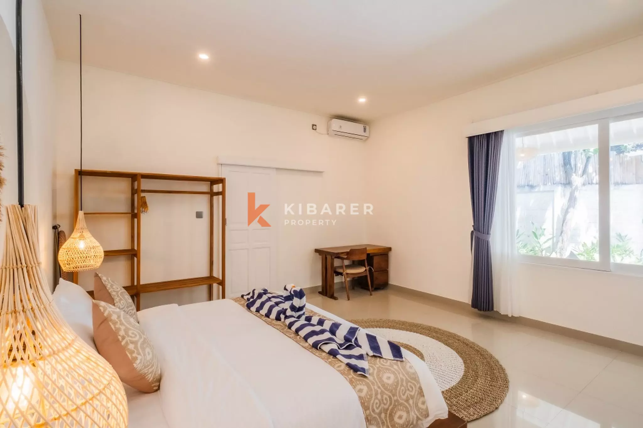 Vila Kontemporer Tiga Kamar Tidur dengan Ruang Tamu Terbuka di Area Seminyak