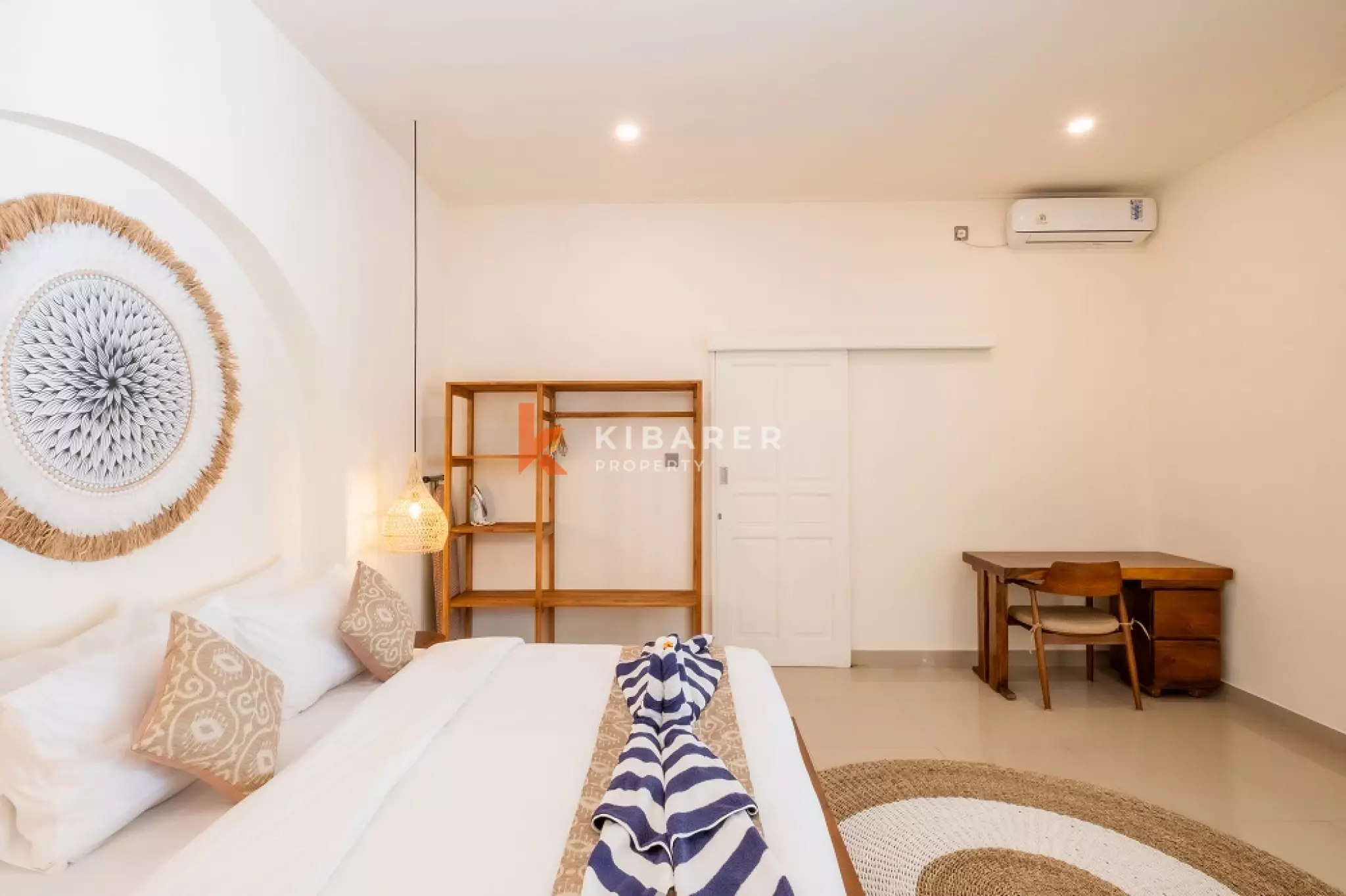 Vila Kontemporer Tiga Kamar Tidur dengan Ruang Tamu Terbuka di Area Seminyak