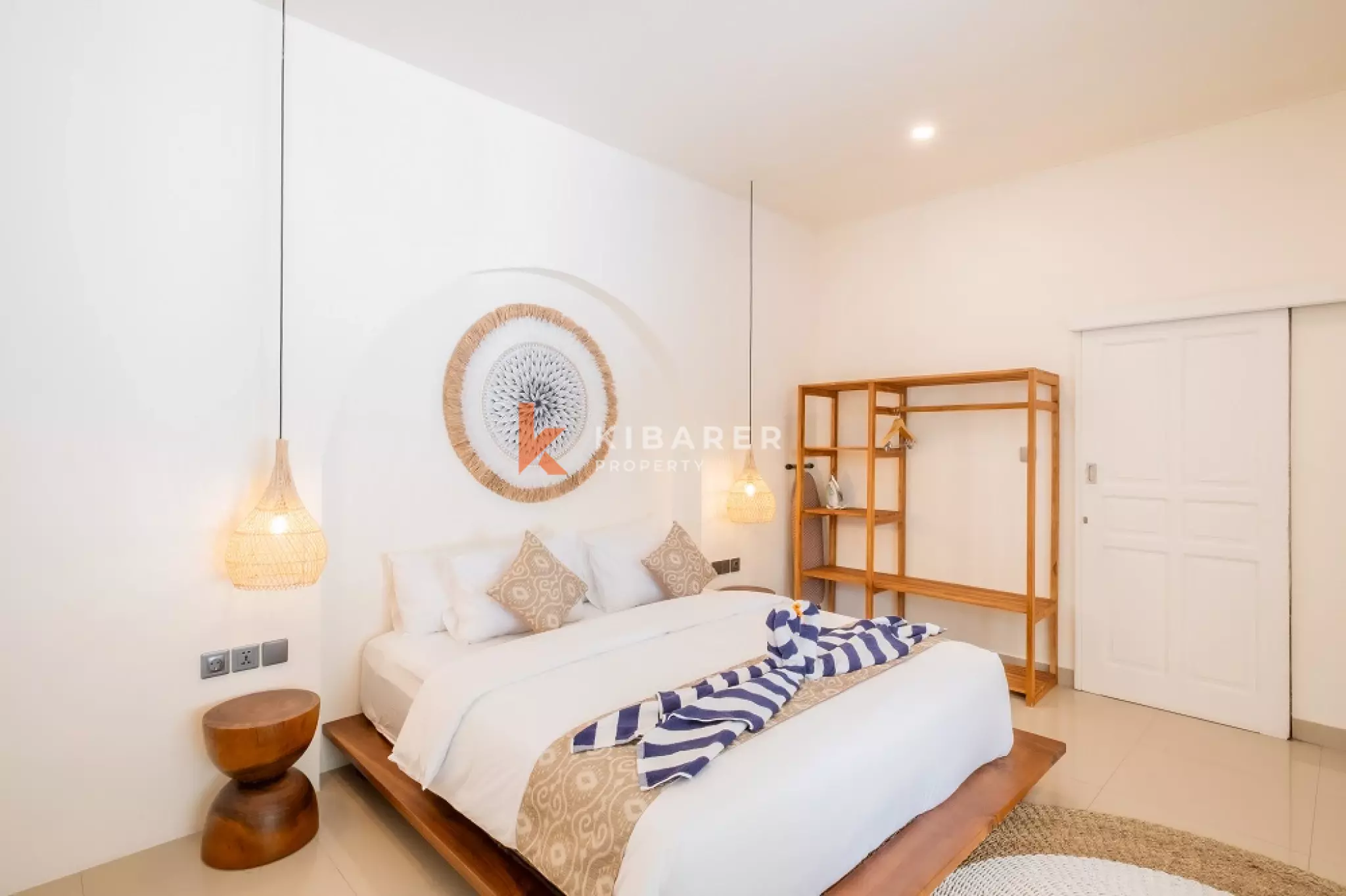 Vila Kontemporer Tiga Kamar Tidur dengan Ruang Tamu Terbuka di Area Seminyak