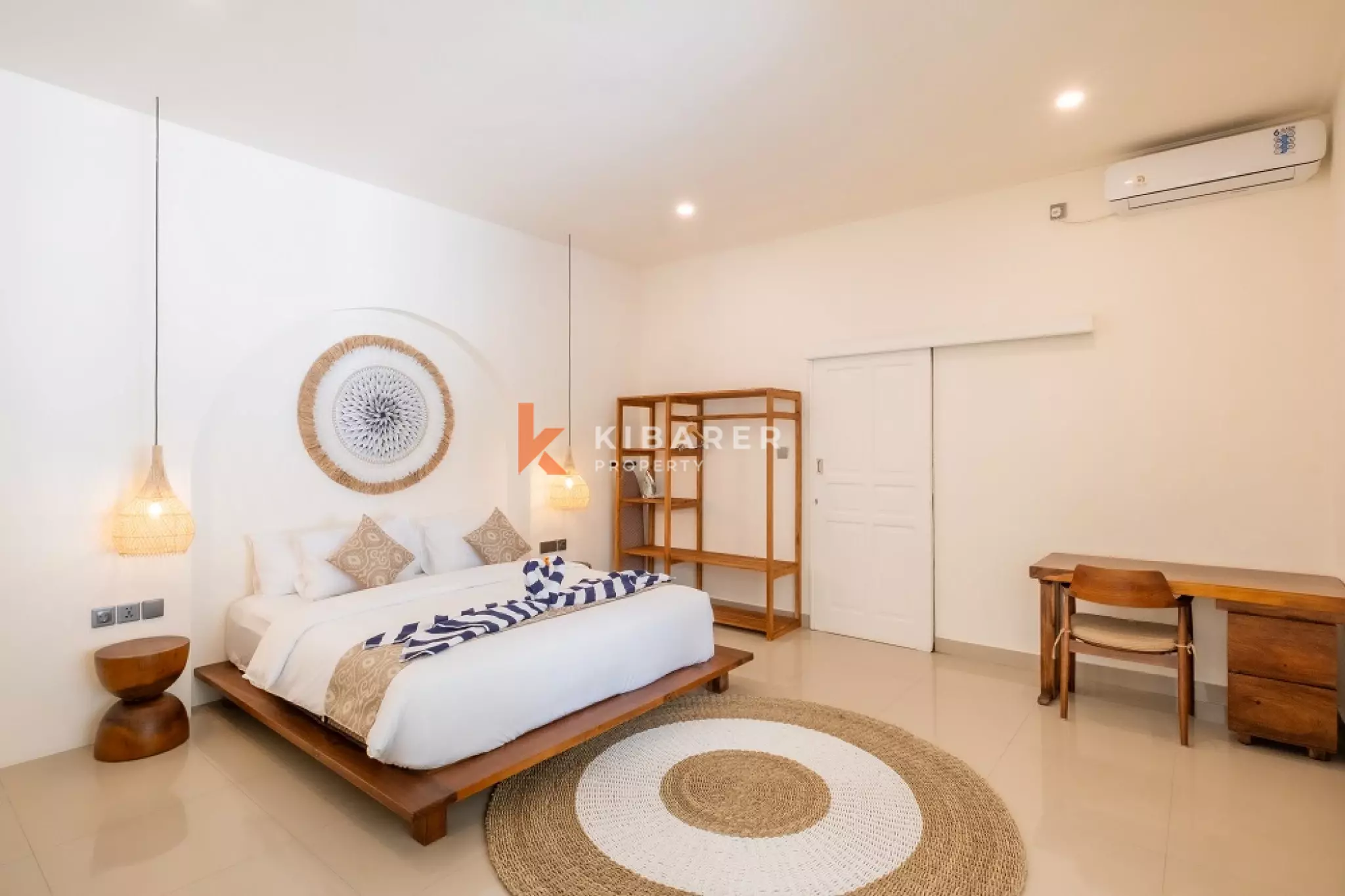 Vila Kontemporer Tiga Kamar Tidur dengan Ruang Tamu Terbuka di Area Seminyak