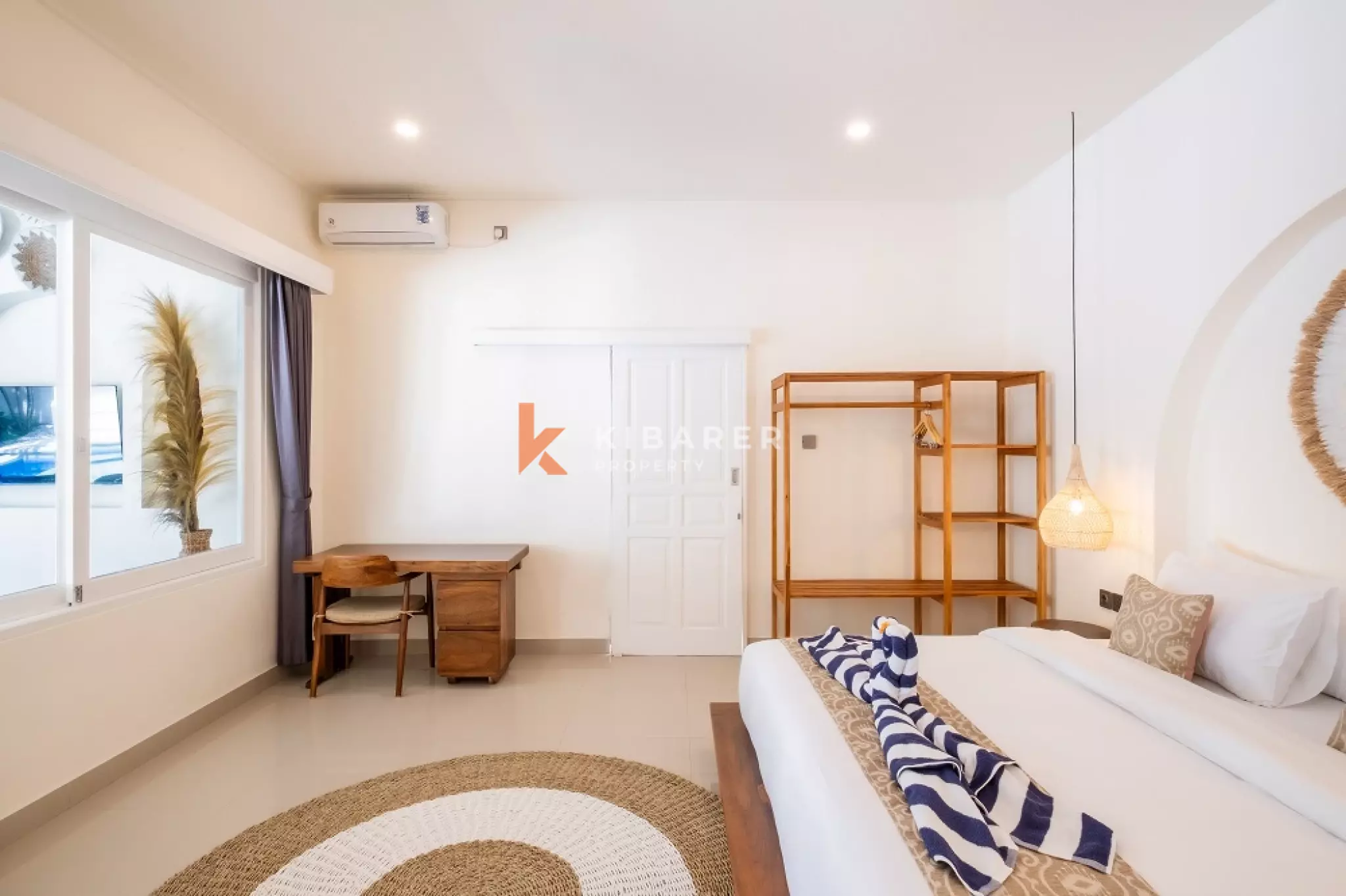 Vila Kontemporer Tiga Kamar Tidur dengan Ruang Tamu Terbuka di Area Seminyak