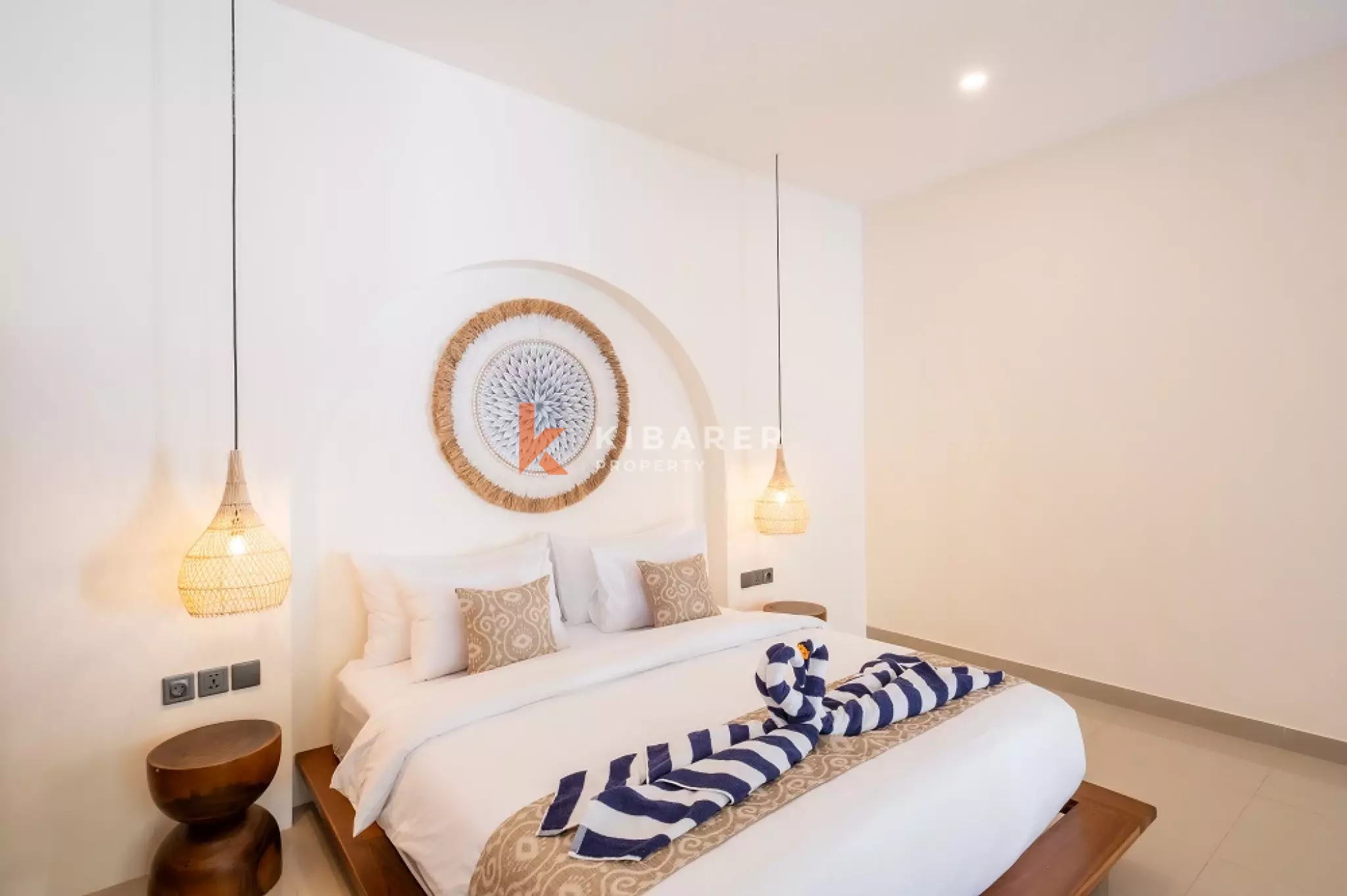 Vila Kontemporer Tiga Kamar Tidur dengan Ruang Tamu Terbuka di Area Seminyak