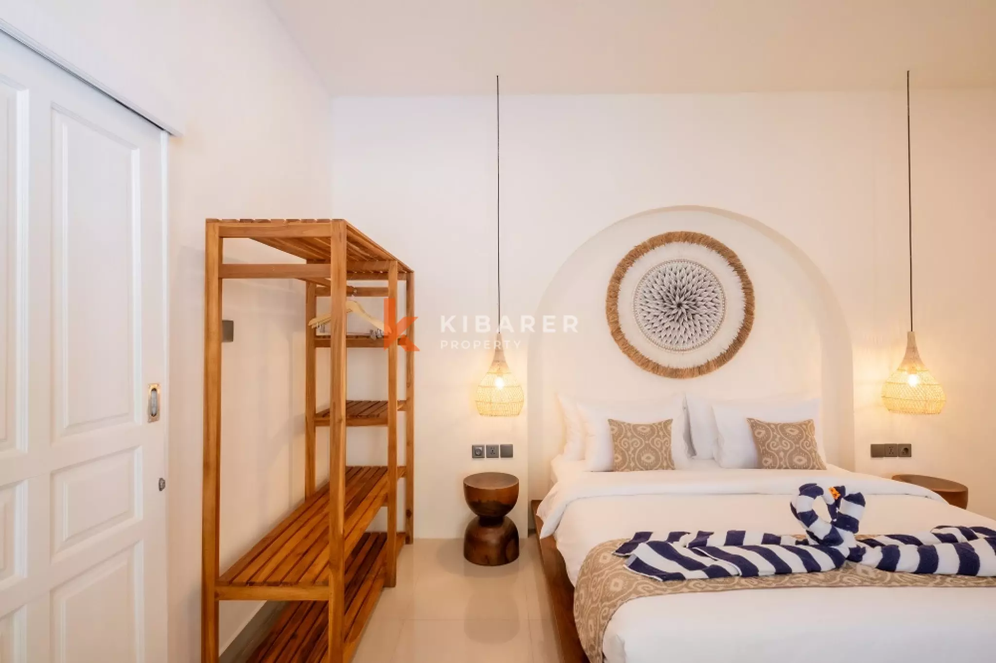 Vila Kontemporer Tiga Kamar Tidur dengan Ruang Tamu Terbuka di Area Seminyak