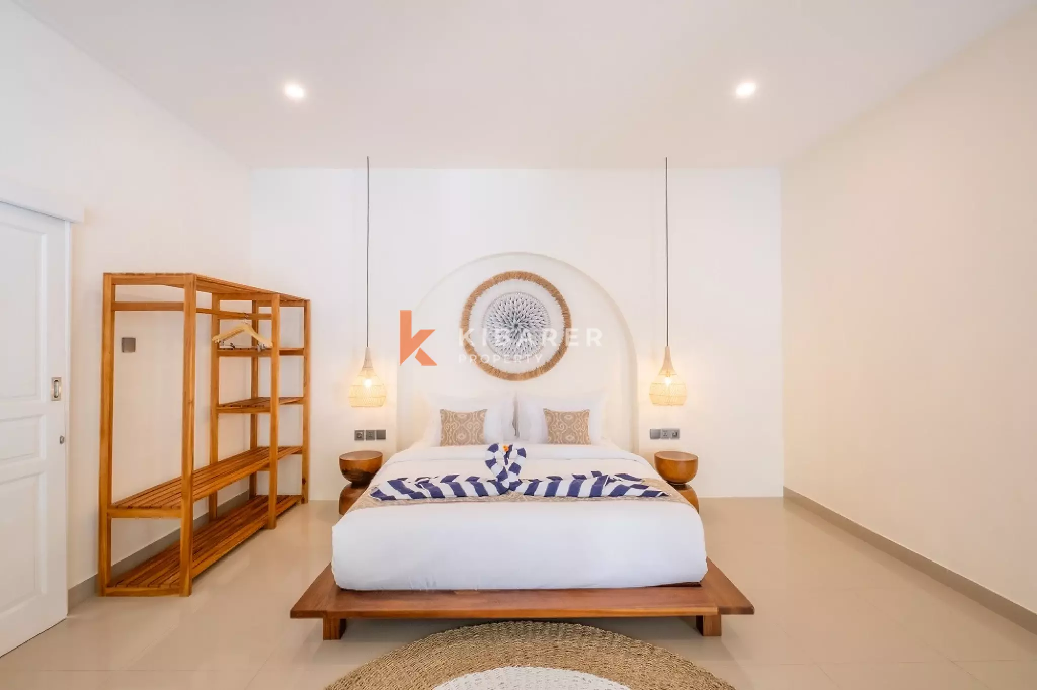 Vila Kontemporer Tiga Kamar Tidur dengan Ruang Tamu Terbuka di Area Seminyak