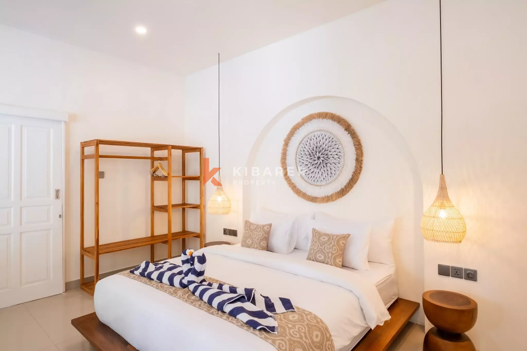 Vila Kontemporer Tiga Kamar Tidur dengan Ruang Tamu Terbuka di Area Seminyak