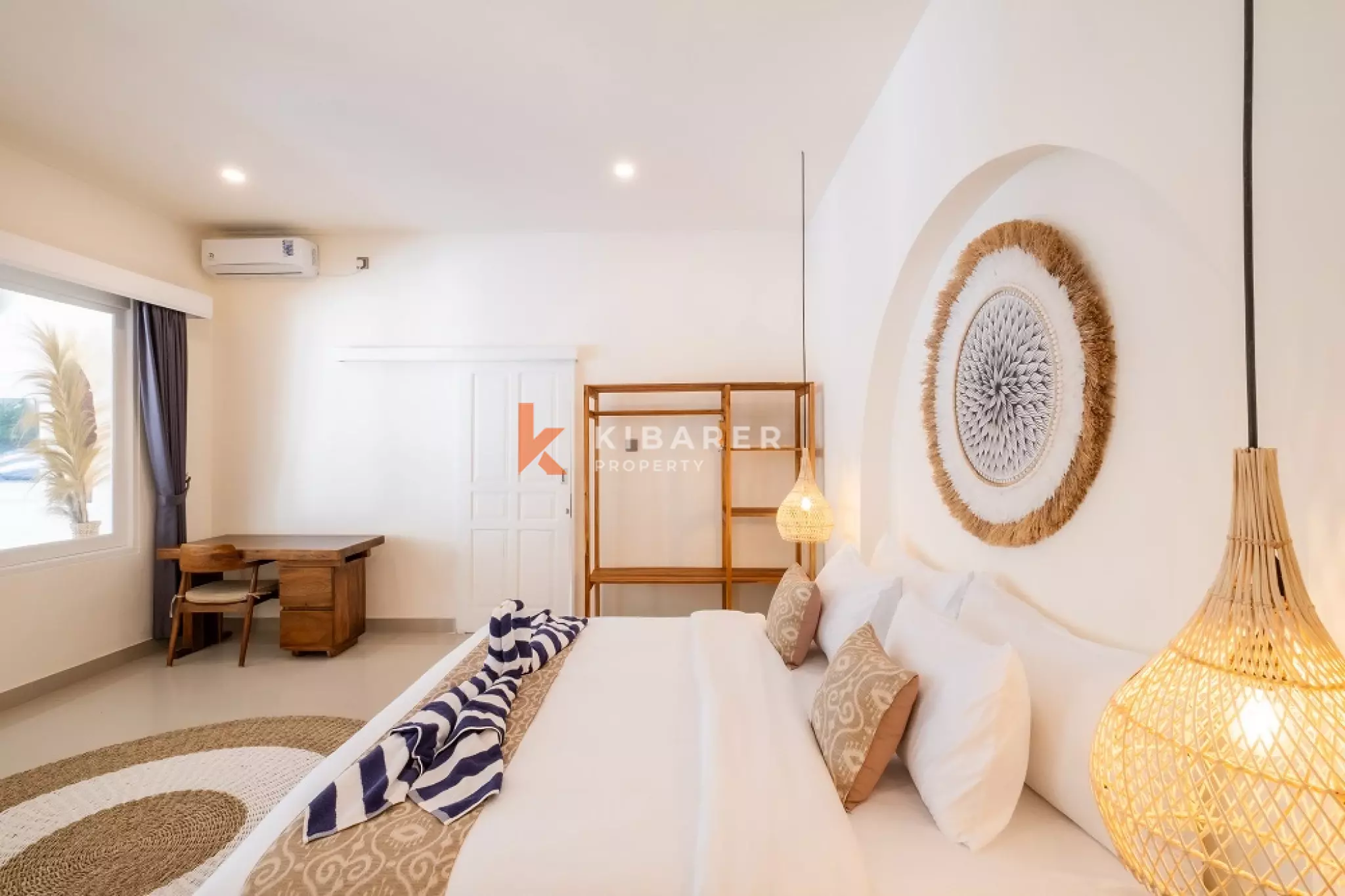 Vila Kontemporer Tiga Kamar Tidur dengan Ruang Tamu Terbuka di Area Seminyak