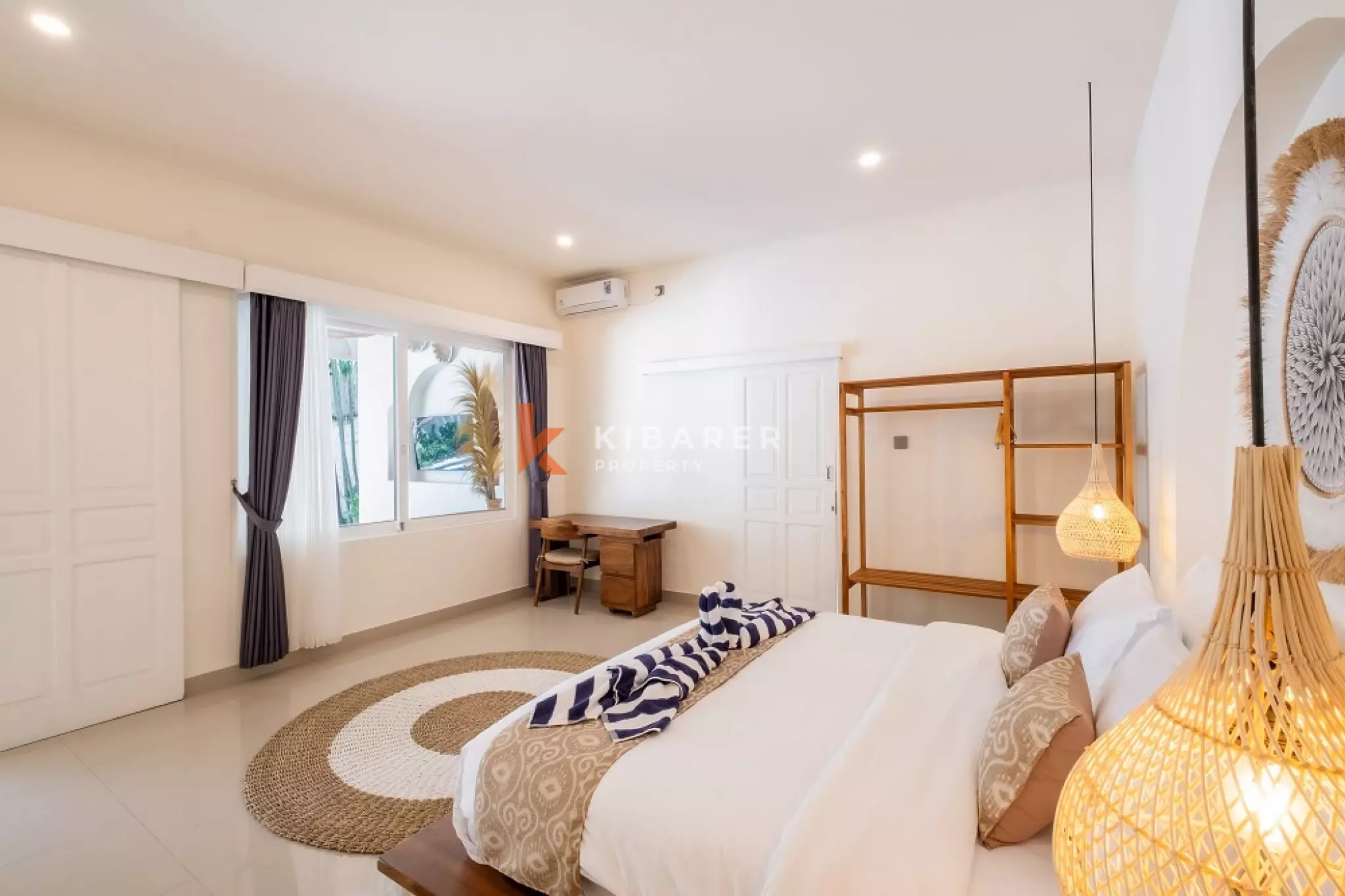 Vila Kontemporer Tiga Kamar Tidur dengan Ruang Tamu Terbuka di Area Seminyak