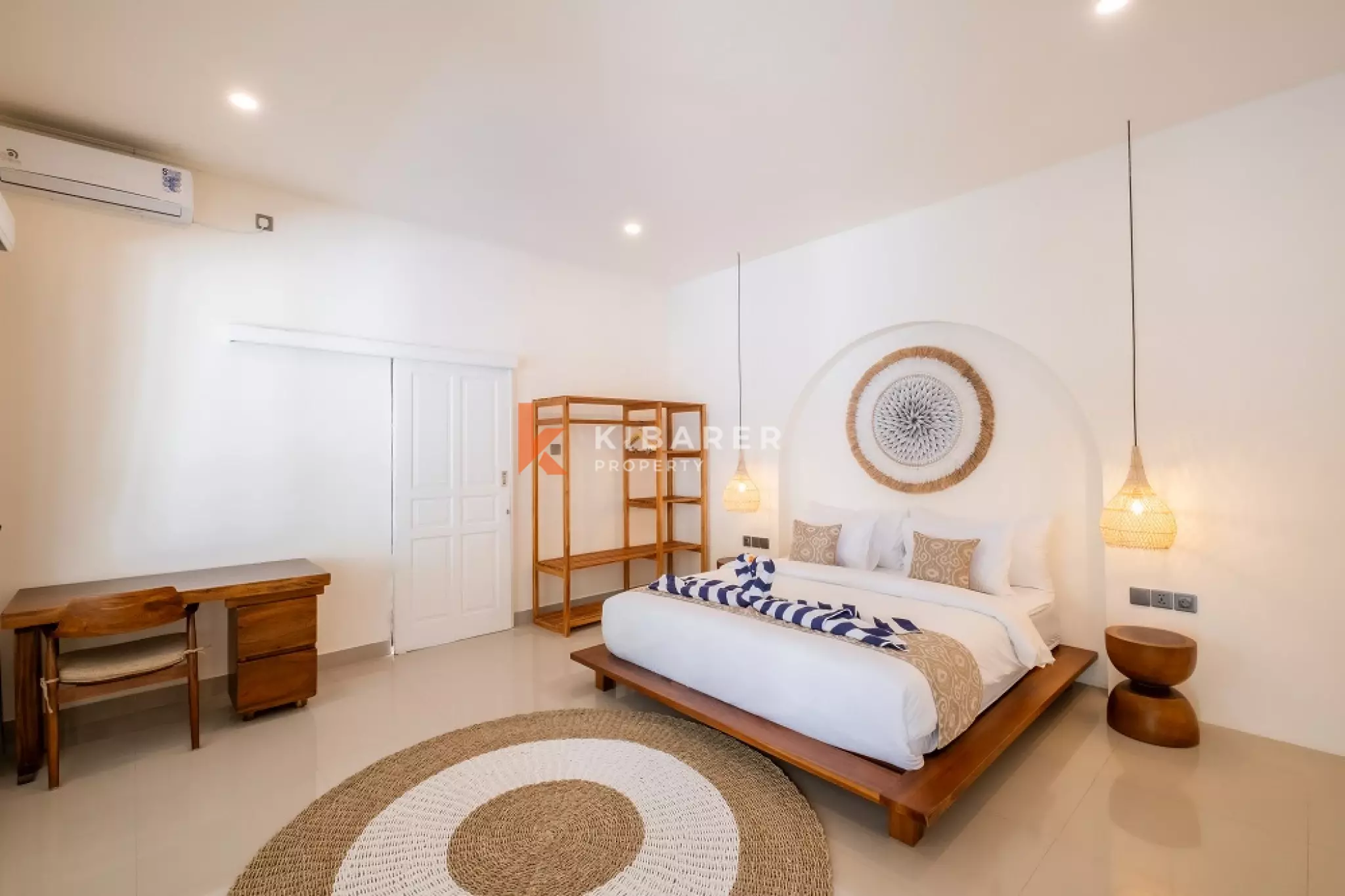 Vila Kontemporer Tiga Kamar Tidur dengan Ruang Tamu Terbuka di Area Seminyak