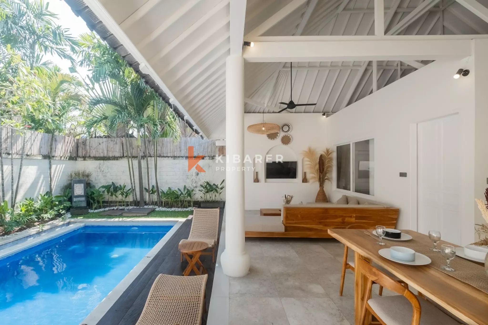 Vila Kontemporer Tiga Kamar Tidur dengan Ruang Tamu Terbuka di Area Seminyak