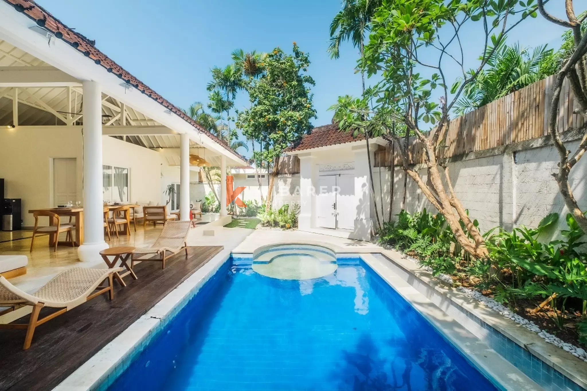 Vila Kontemporer Tiga Kamar Tidur dengan Ruang Tamu Terbuka di Area Seminyak