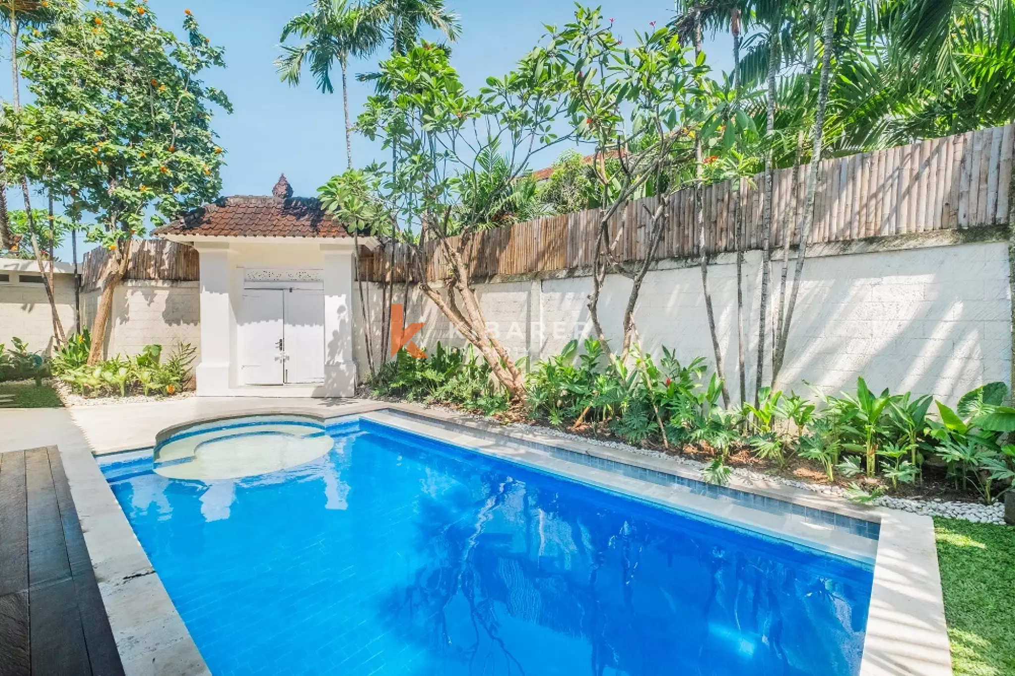 Vila Kontemporer Tiga Kamar Tidur dengan Ruang Tamu Terbuka di Area Seminyak