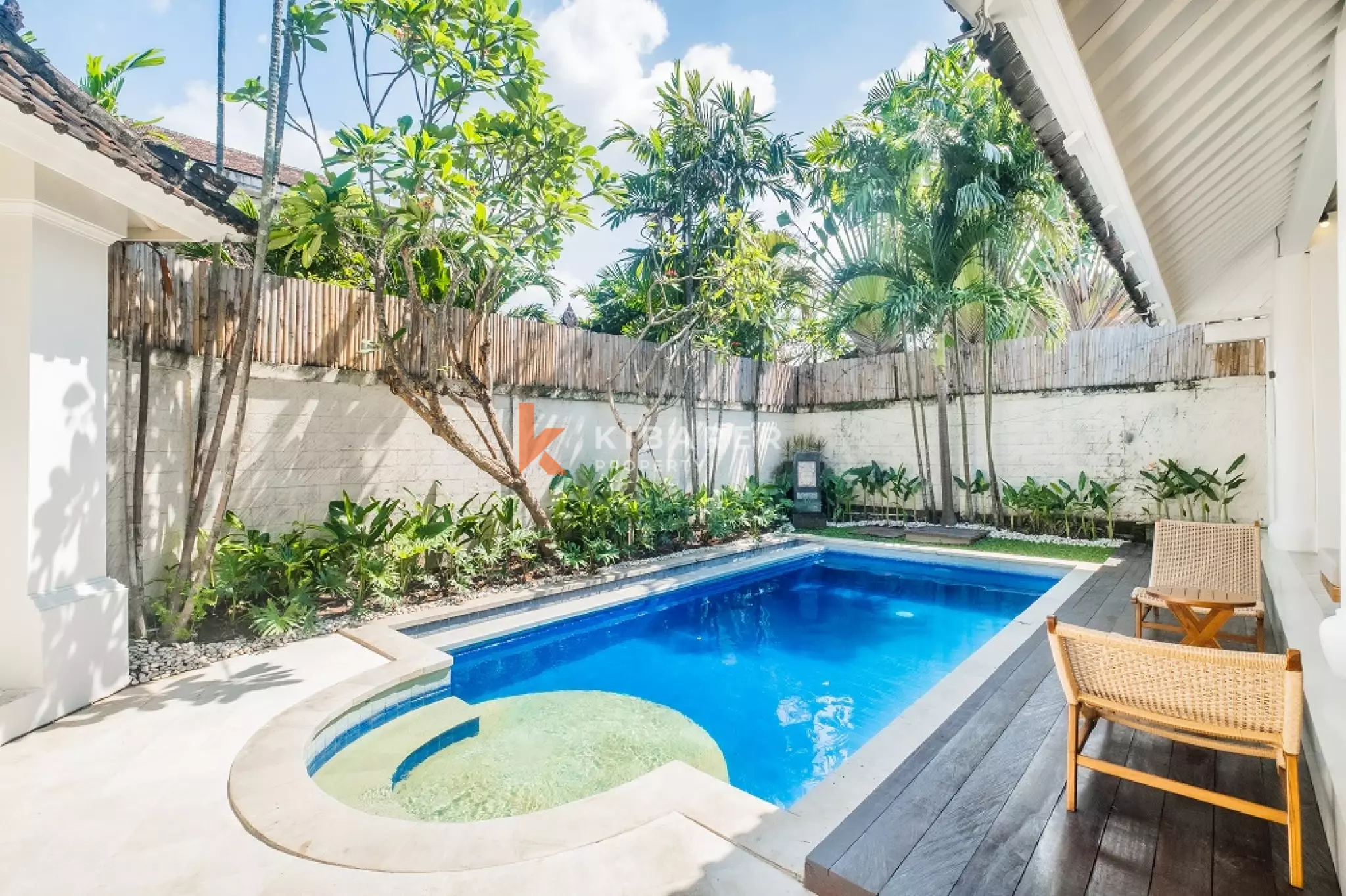 Vila Kontemporer Tiga Kamar Tidur dengan Ruang Tamu Terbuka di Area Seminyak