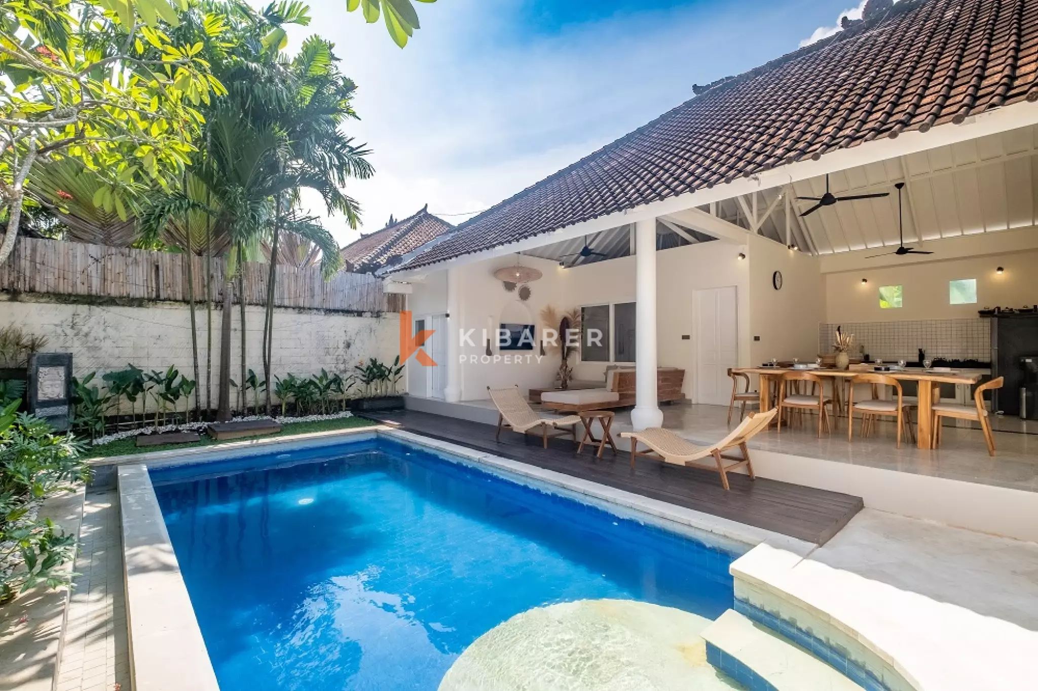 Vila Kontemporer Tiga Kamar Tidur dengan Ruang Tamu Terbuka di Area Seminyak