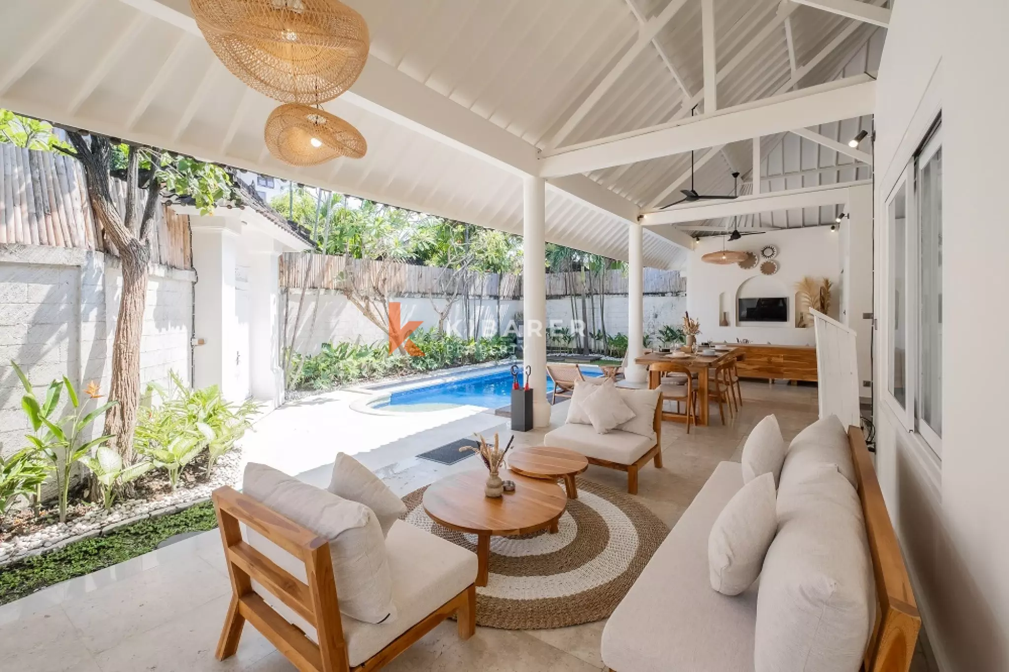 Vila Kontemporer Tiga Kamar Tidur dengan Ruang Tamu Terbuka di Area Seminyak