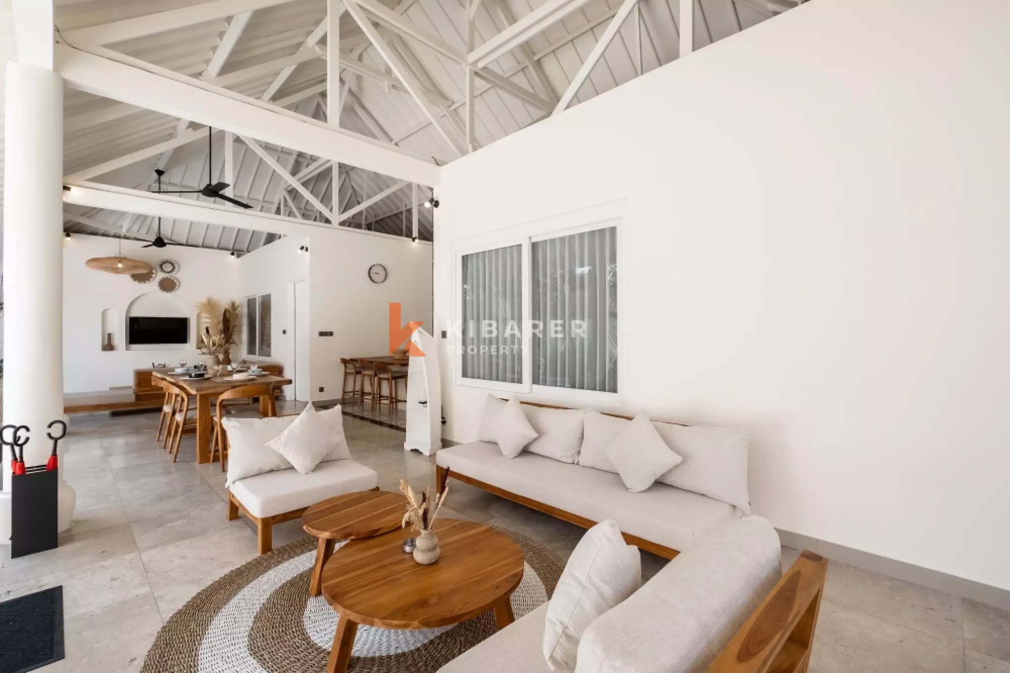 Vila Kontemporer Tiga Kamar Tidur dengan Ruang Tamu Terbuka di Area Seminyak