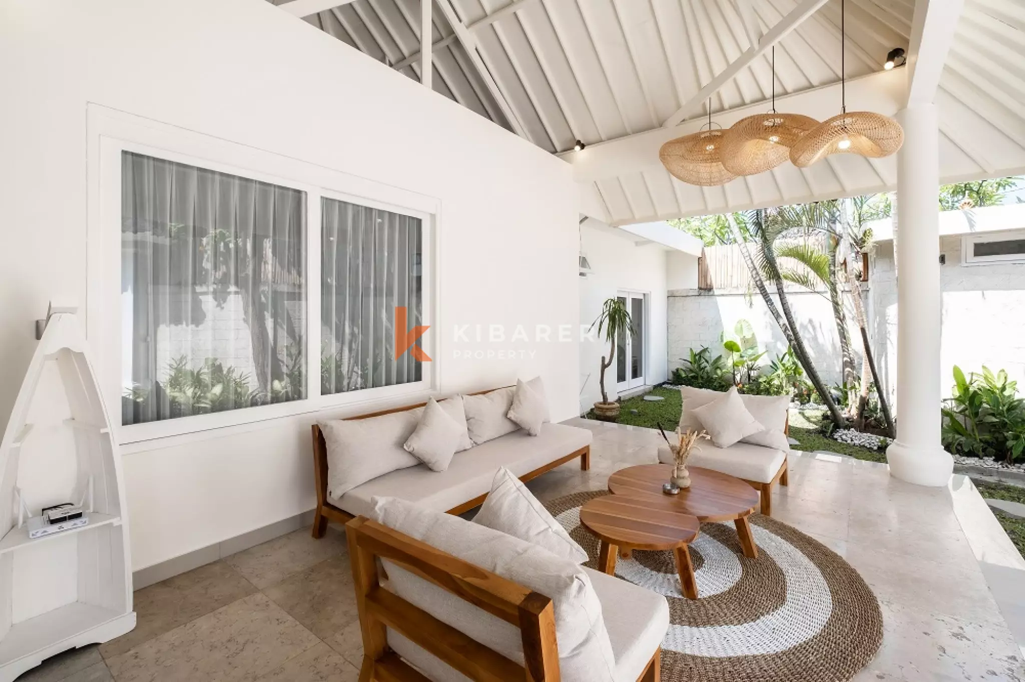 Vila Kontemporer Tiga Kamar Tidur dengan Ruang Tamu Terbuka di Area Seminyak