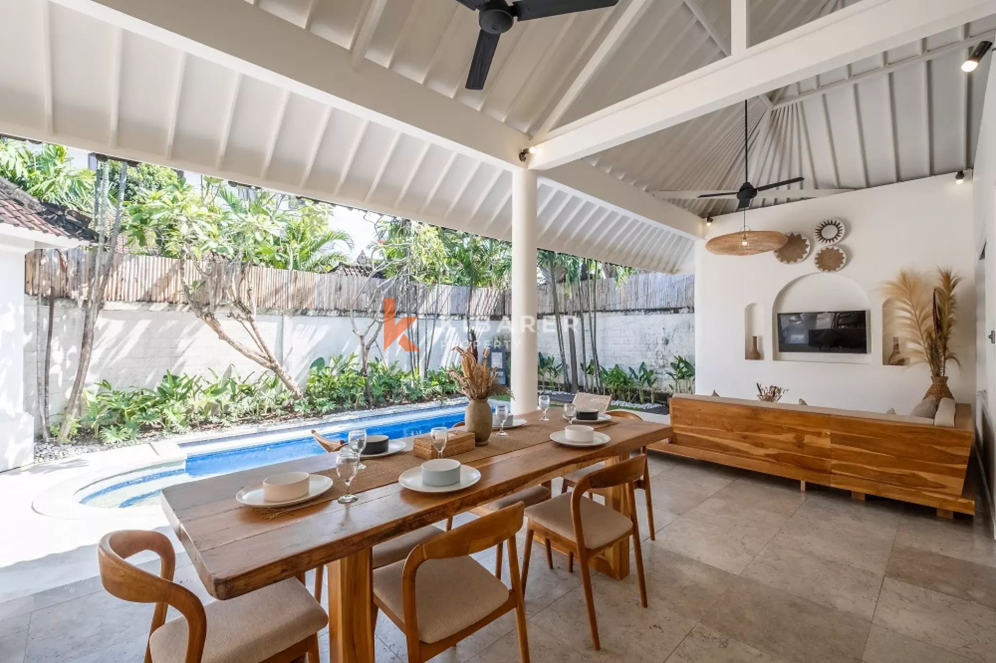 Vila Kontemporer Tiga Kamar Tidur dengan Ruang Tamu Terbuka di Area Seminyak