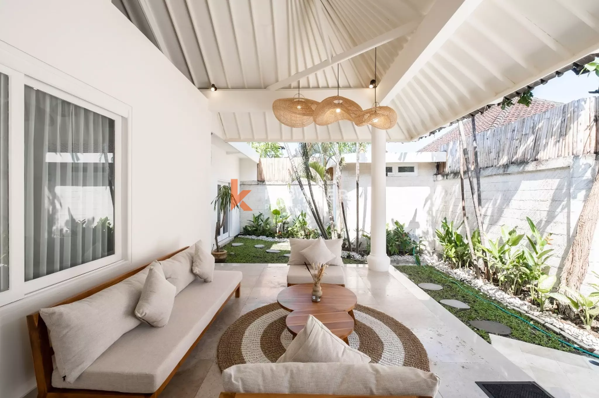 Vila Kontemporer Tiga Kamar Tidur dengan Ruang Tamu Terbuka di Area Seminyak