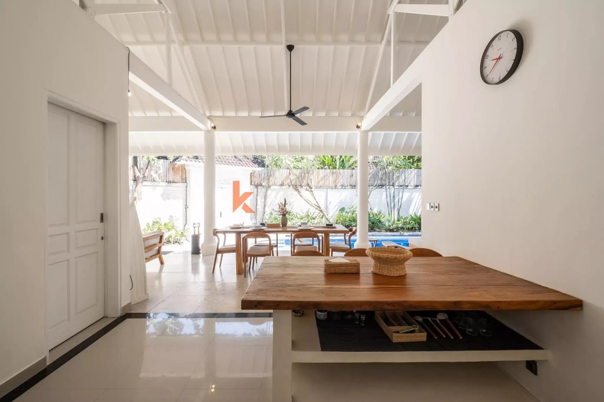 Vila Kontemporer Tiga Kamar Tidur dengan Ruang Tamu Terbuka di Area Seminyak