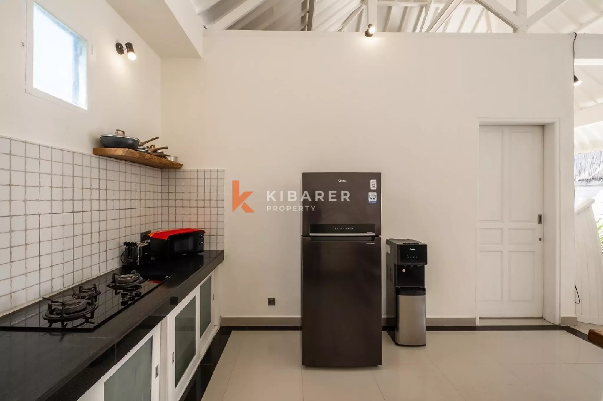 Vila Kontemporer Tiga Kamar Tidur dengan Ruang Tamu Terbuka di Area Seminyak