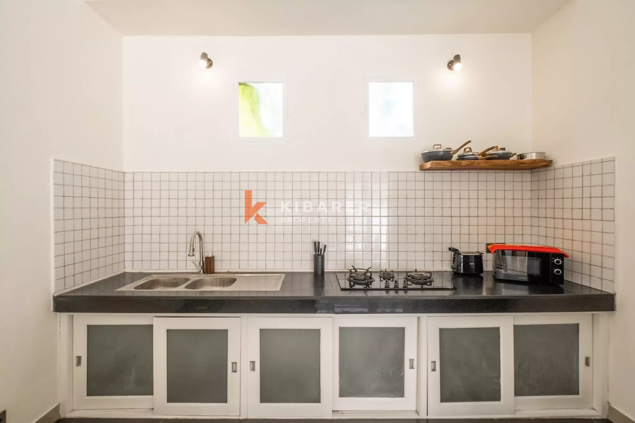 Vila Kontemporer Tiga Kamar Tidur dengan Ruang Tamu Terbuka di Area Seminyak