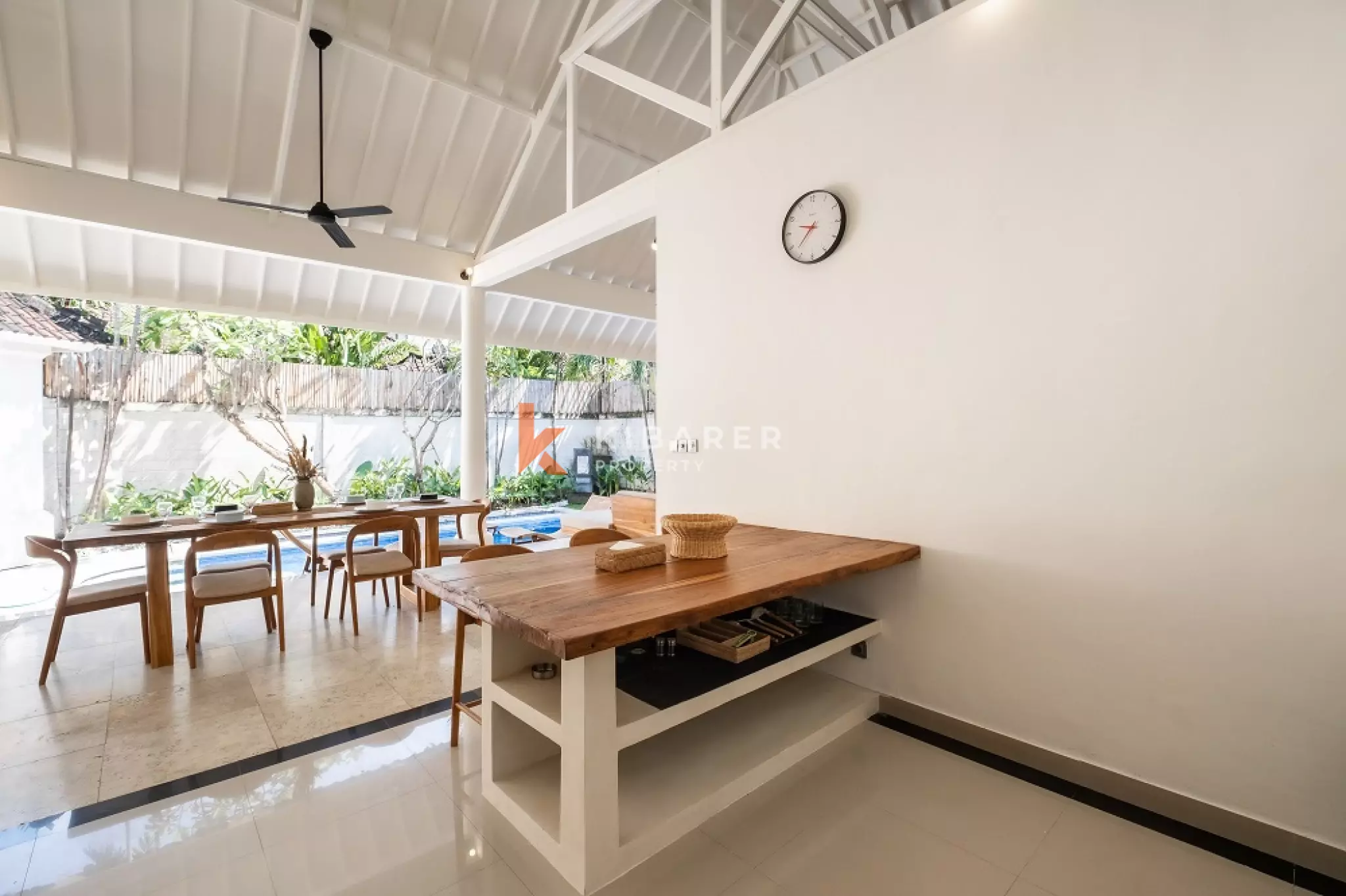 Vila Kontemporer Tiga Kamar Tidur dengan Ruang Tamu Terbuka di Area Seminyak