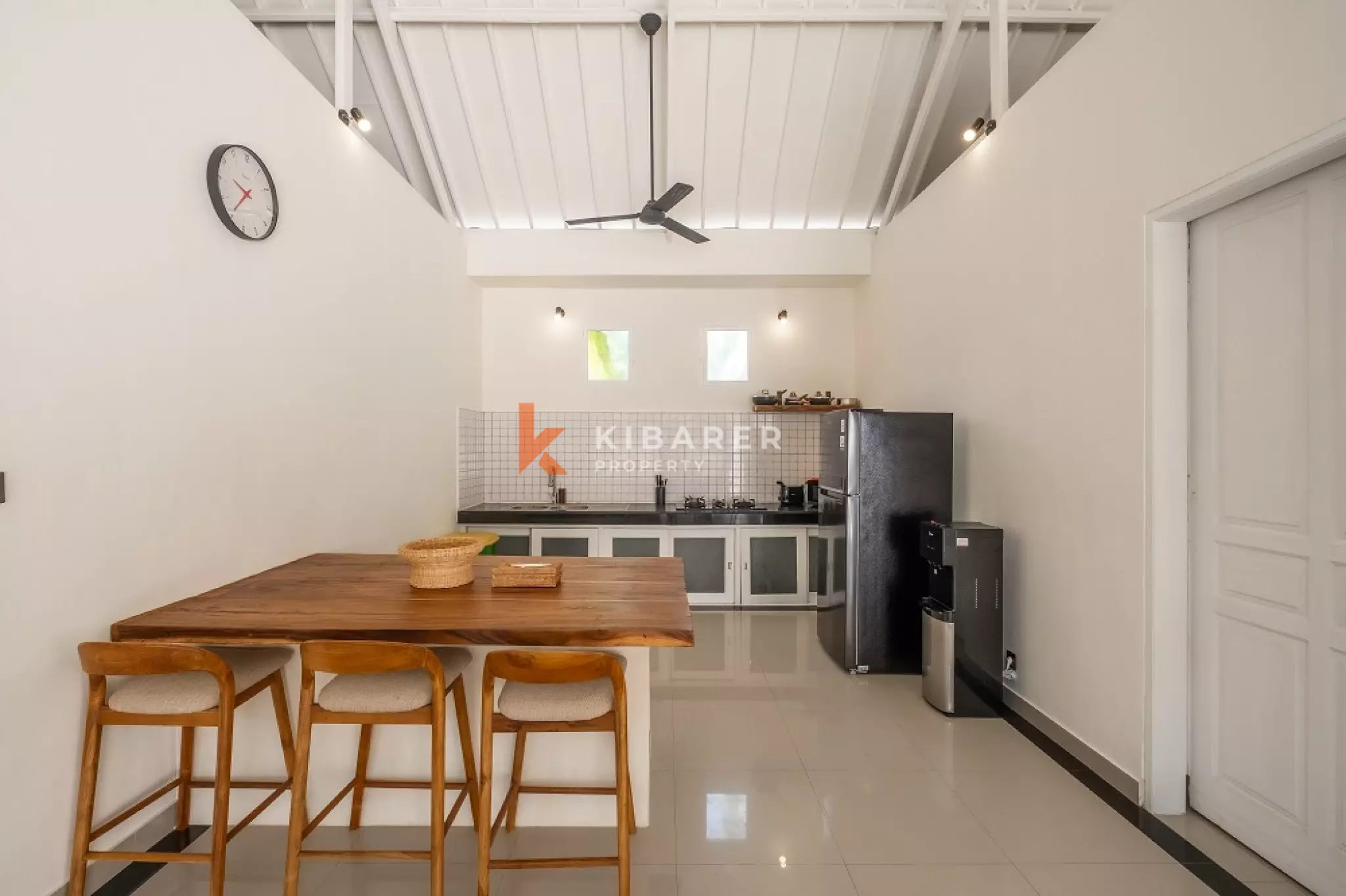 Vila Kontemporer Tiga Kamar Tidur dengan Ruang Tamu Terbuka di Area Seminyak