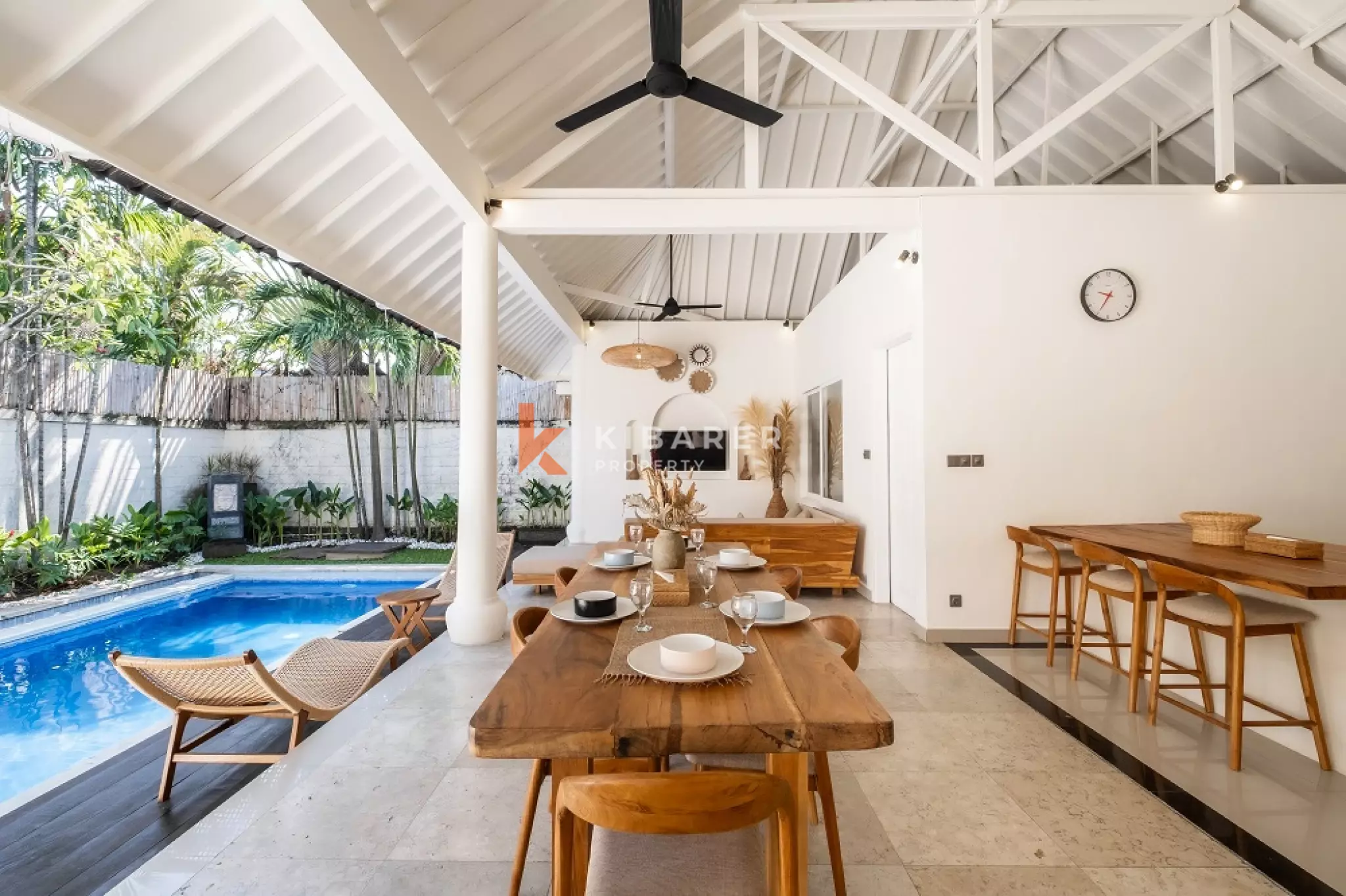 Vila Kontemporer Tiga Kamar Tidur dengan Ruang Tamu Terbuka di Area Seminyak