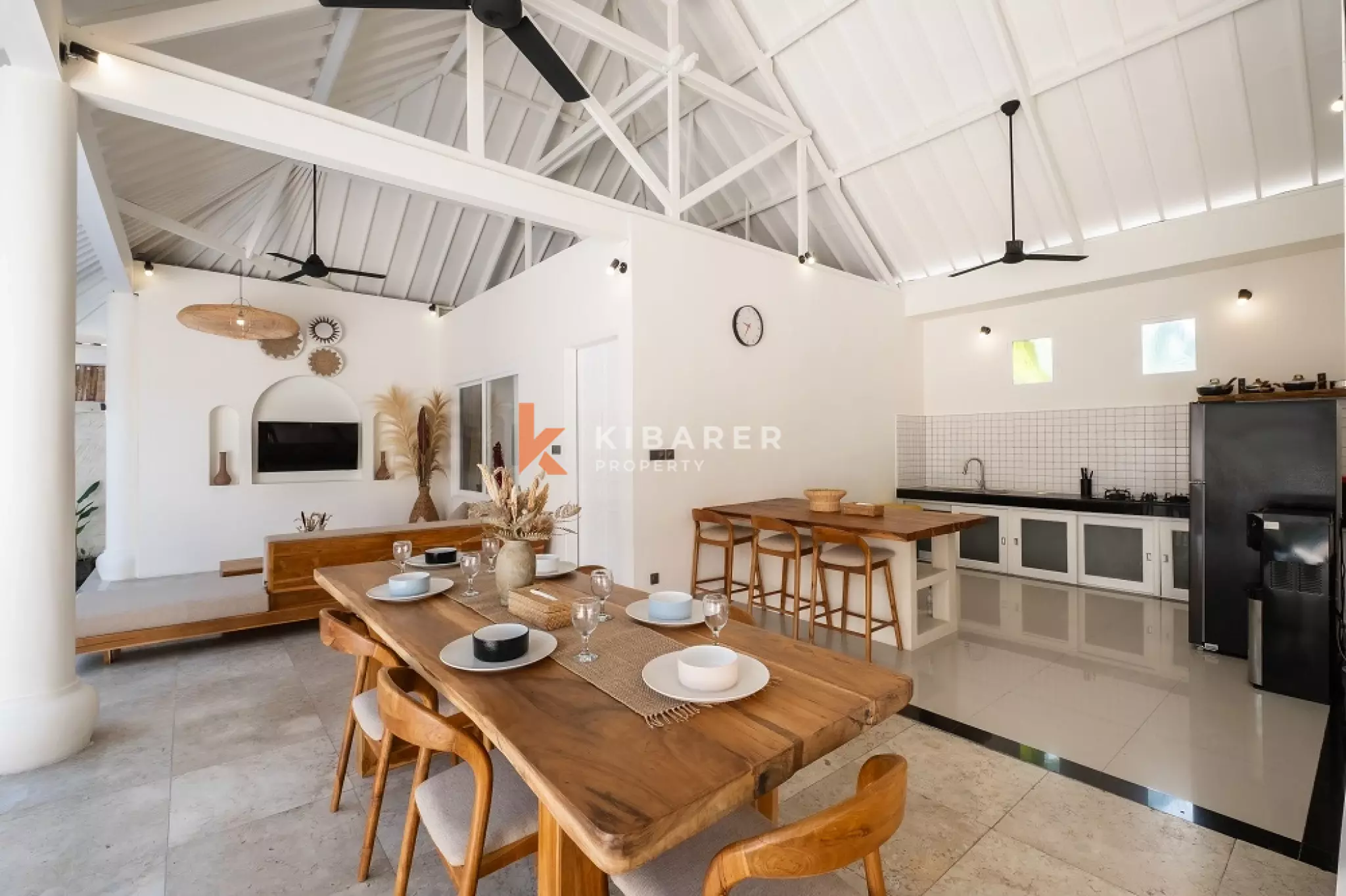 Vila Kontemporer Tiga Kamar Tidur dengan Ruang Tamu Terbuka di Area Seminyak