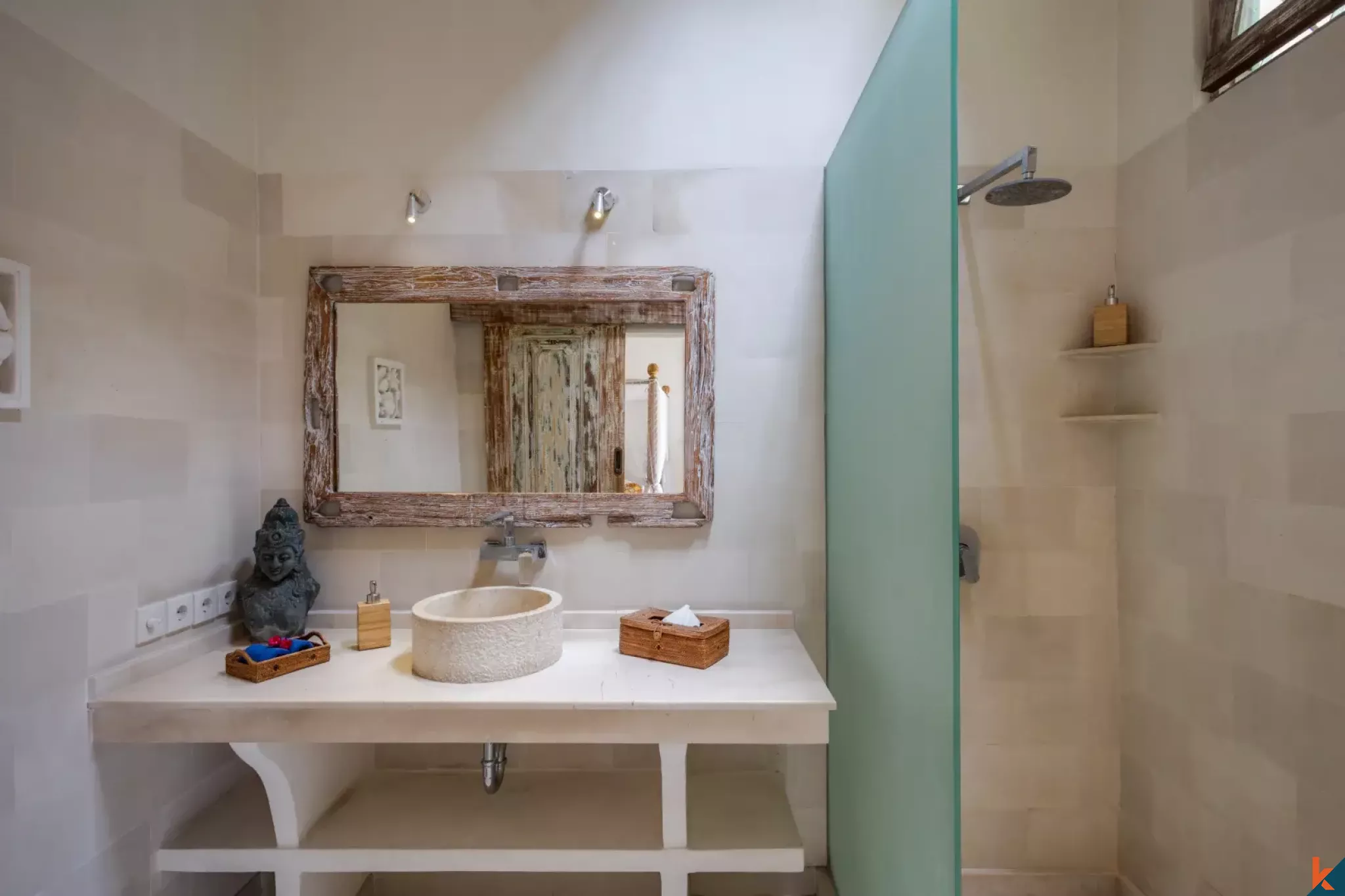 Charmante villa traditionnelle de trois chambres à coucher en location dans le quartier central de Drupadi