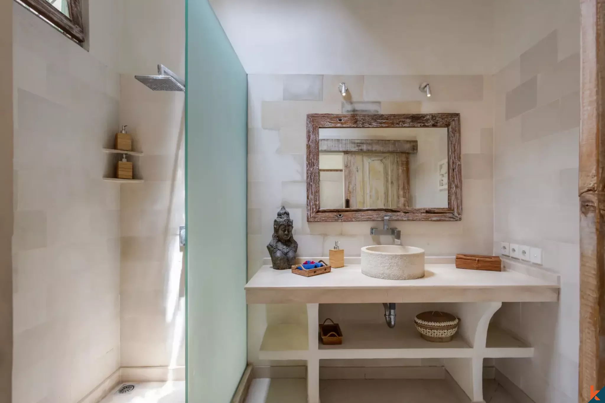 Charmante villa traditionnelle de trois chambres à coucher en location dans le quartier central de Drupadi