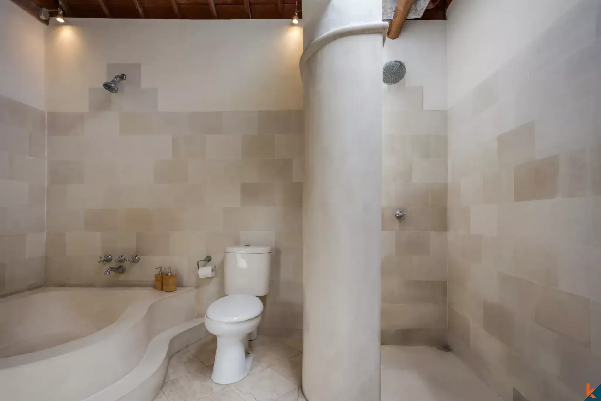 Charmante villa traditionnelle de trois chambres à coucher en location dans le quartier central de Drupadi