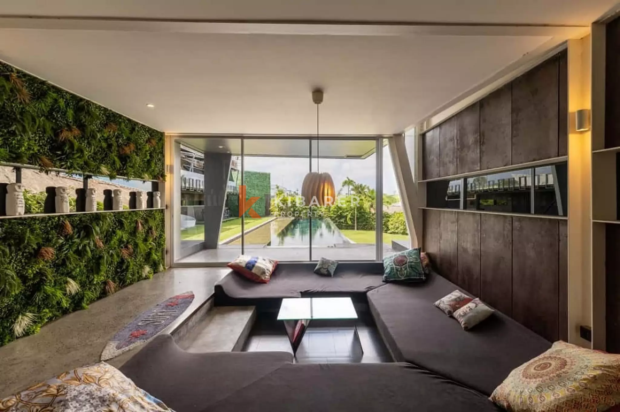 Vila Artistik Empat Kamar Tidur dengan Kolam Renang Infinity di Area Pererenan